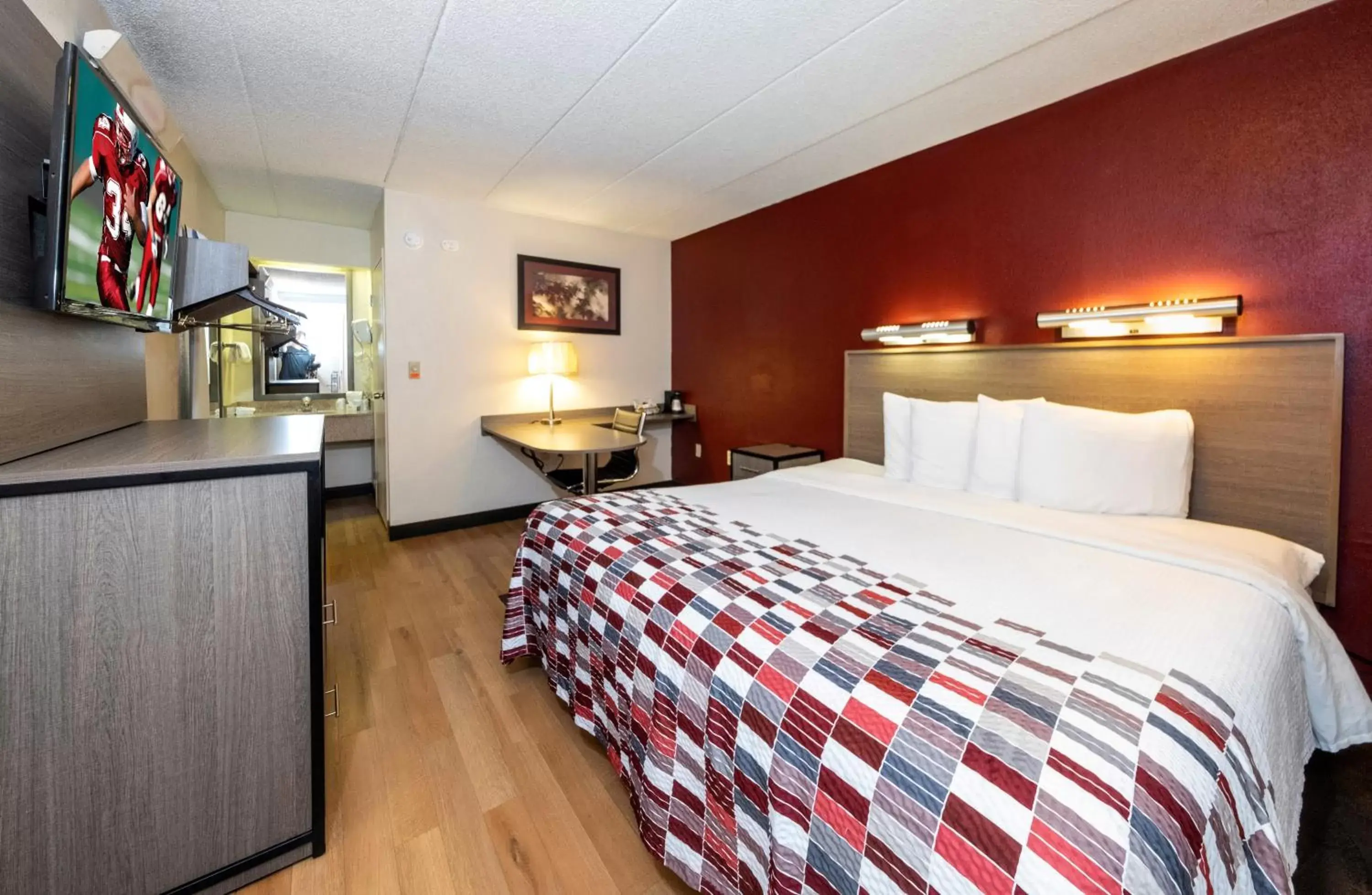 Photo of the whole room, Bed in Red Roof Inn Edison