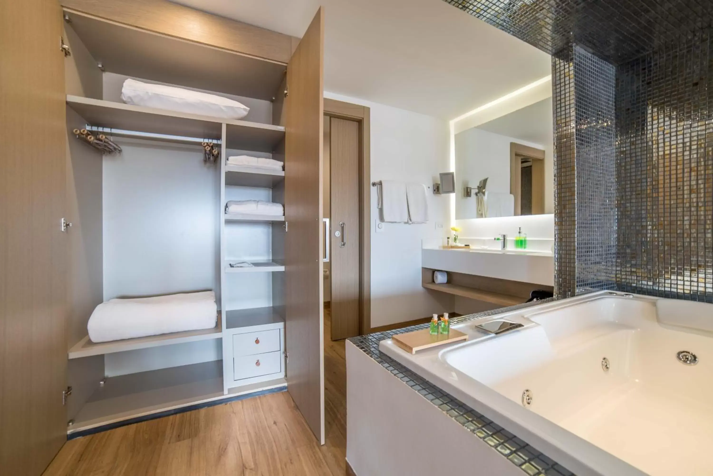 Hot Tub, Bathroom in Biohotel Organic Suites