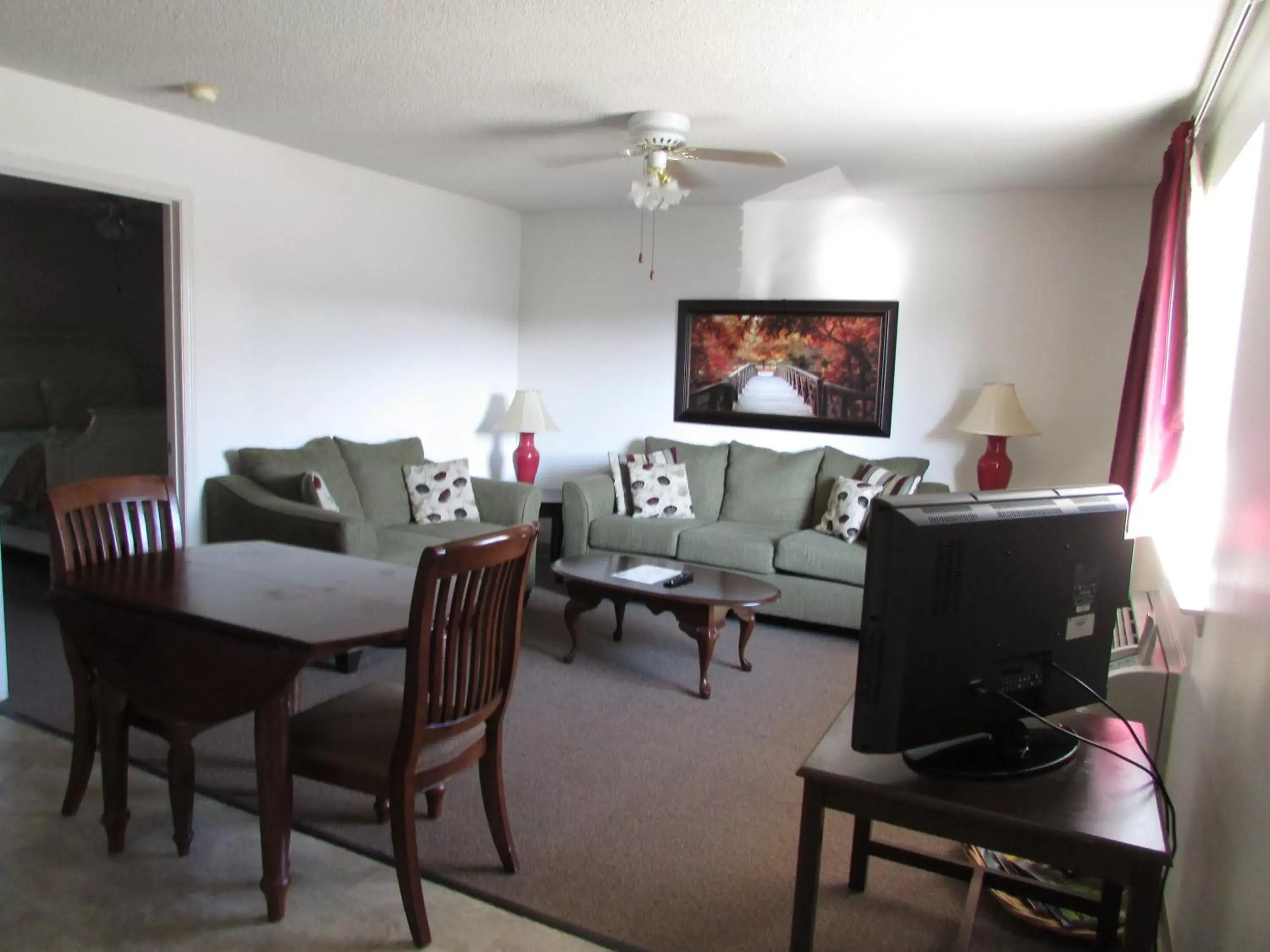 Seating Area in Douglas Inn & Suites, Blue Ridge, GA