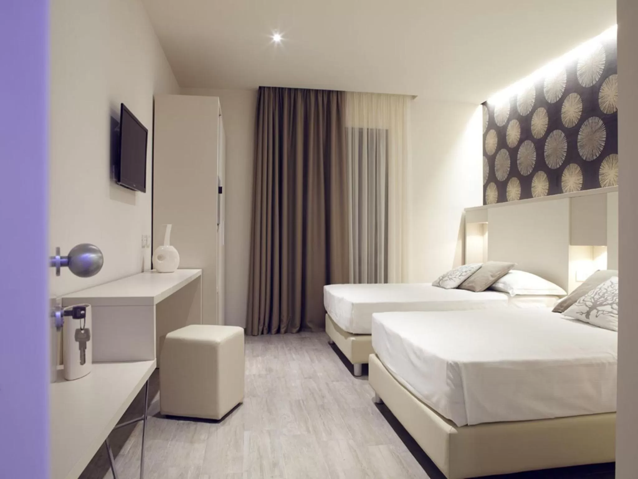 Photo of the whole room, Bed in L'Hotel