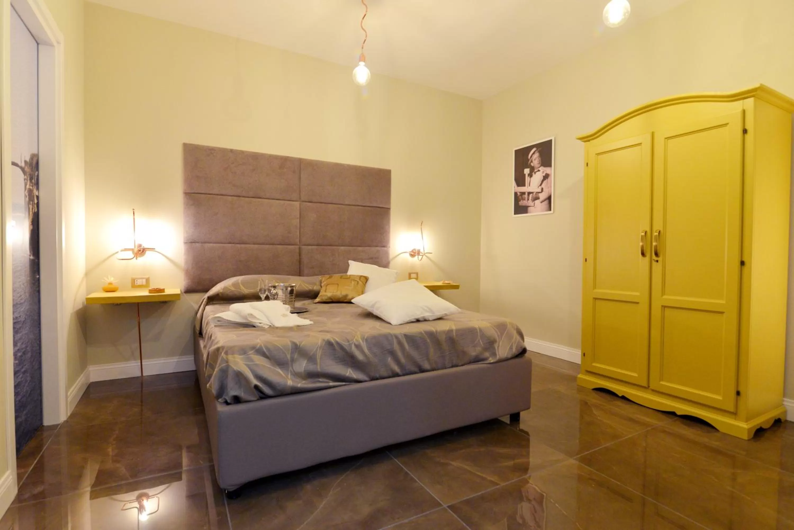 Photo of the whole room, Bed in Chiaia Roof