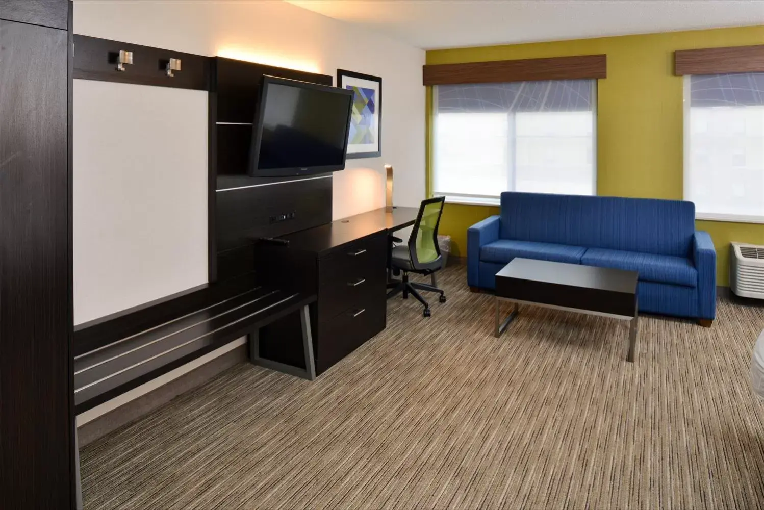 Seating area, TV/Entertainment Center in Holiday Inn Express Wixom, an IHG Hotel