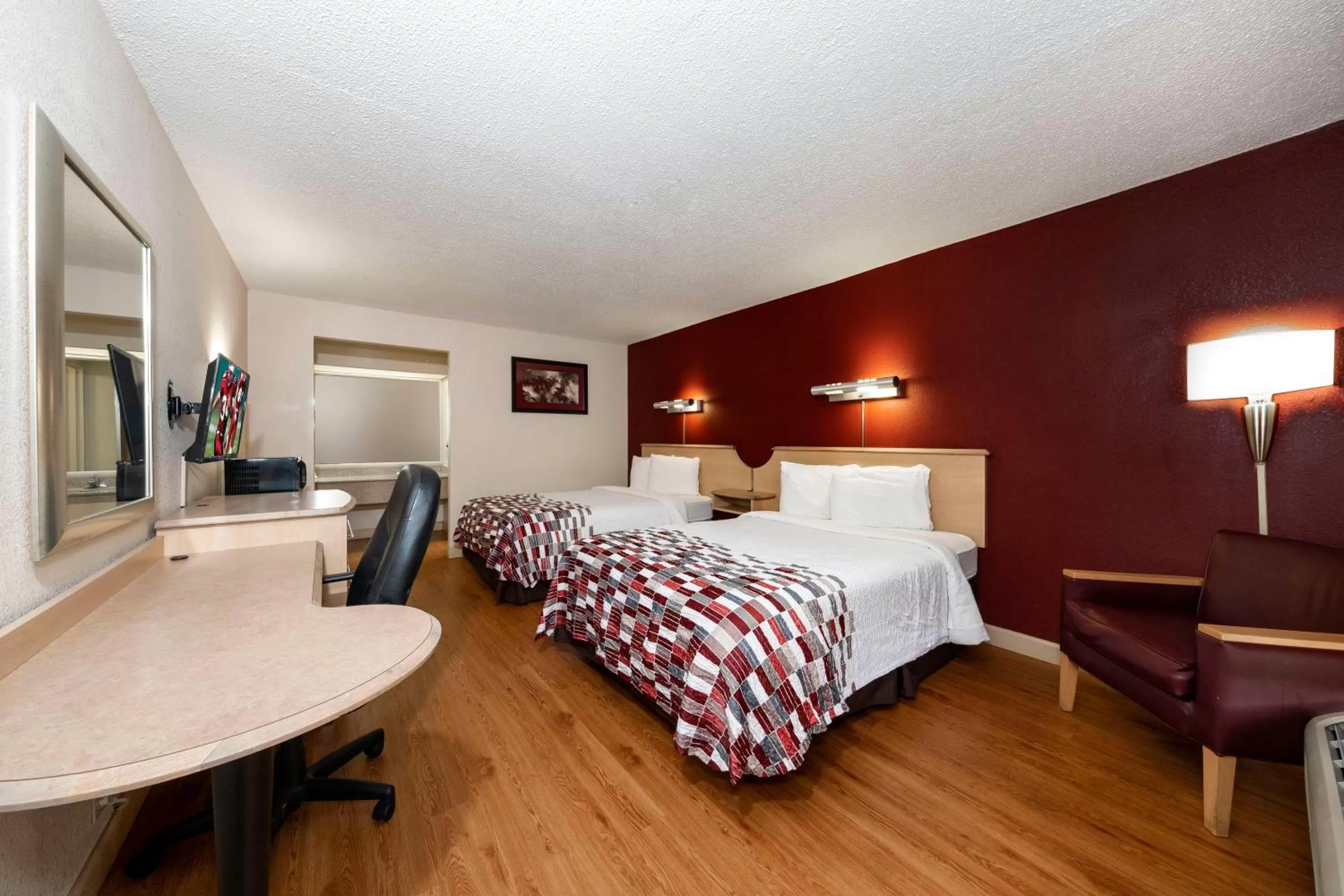 Photo of the whole room, Bed in Red Roof Inn & Suites Wytheville