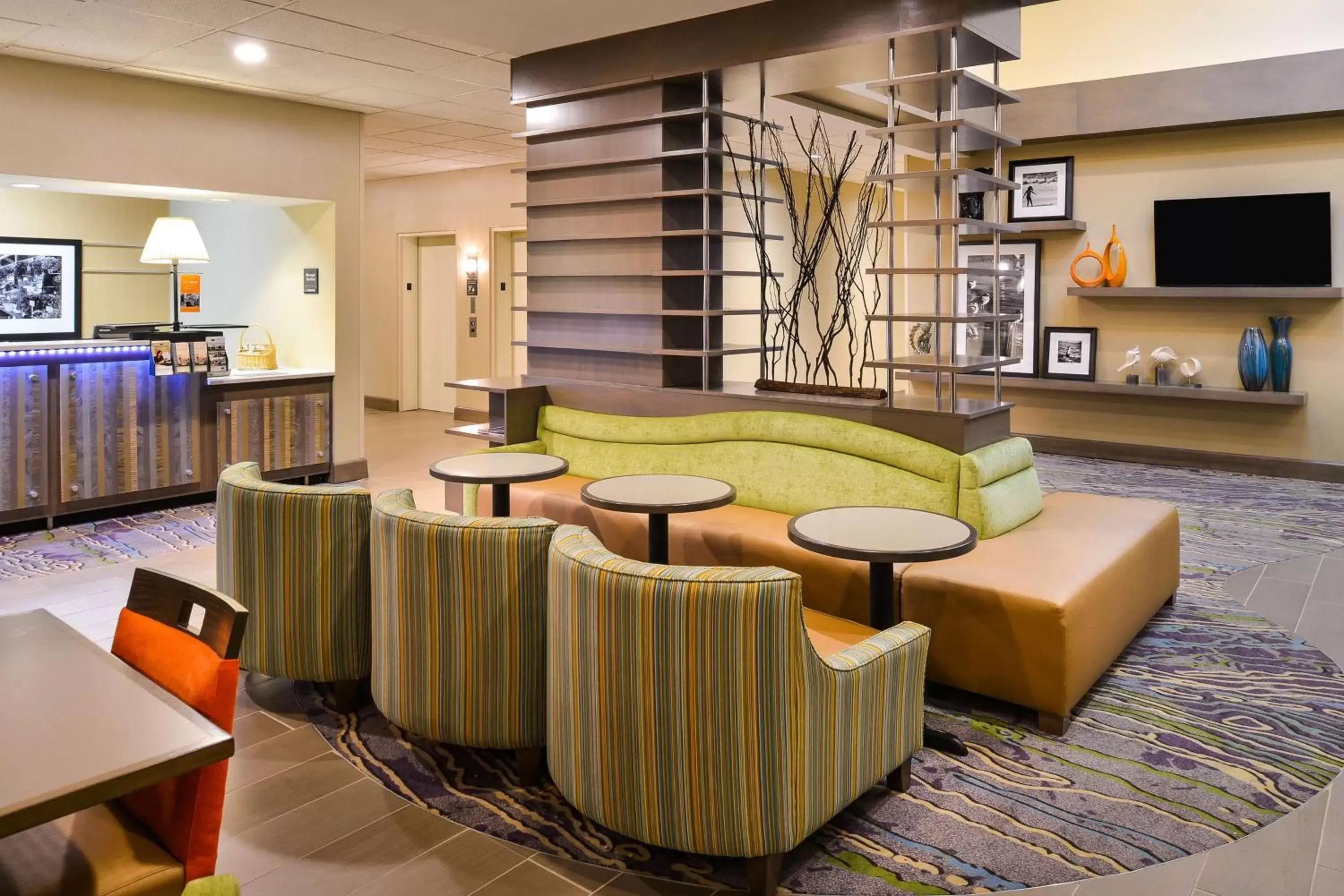 Lobby or reception, Lounge/Bar in Hampton Inn Northwood