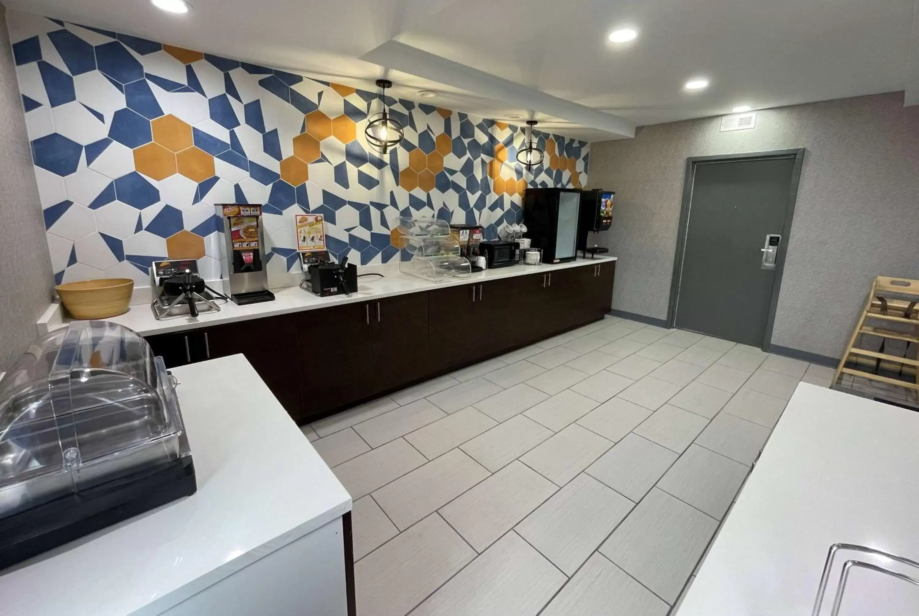 Coffee/tea facilities in La Quinta Inn & Suites by Wyndham Fayetteville I-95