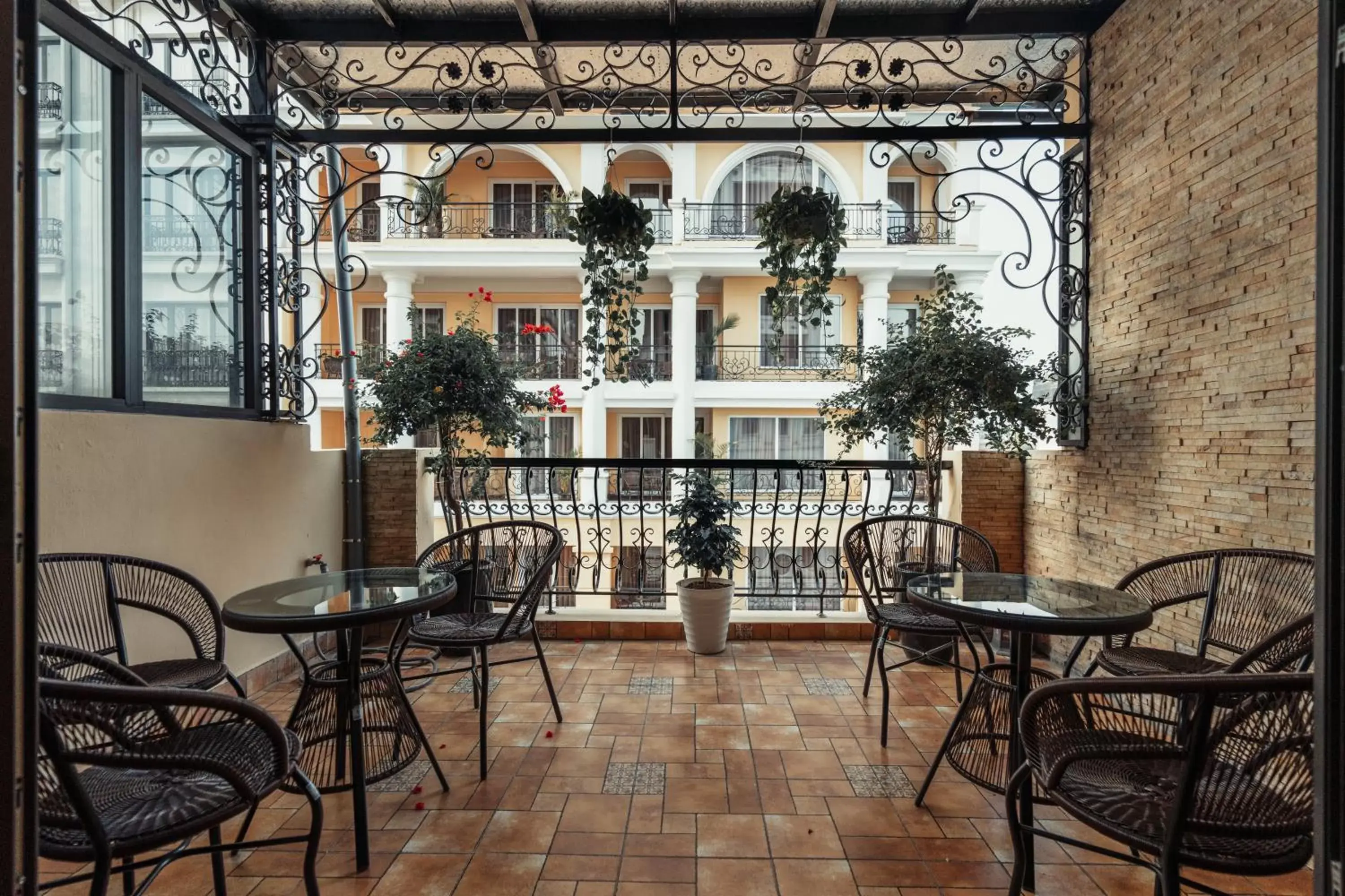 Restaurant/places to eat in Lefoyer Hotel