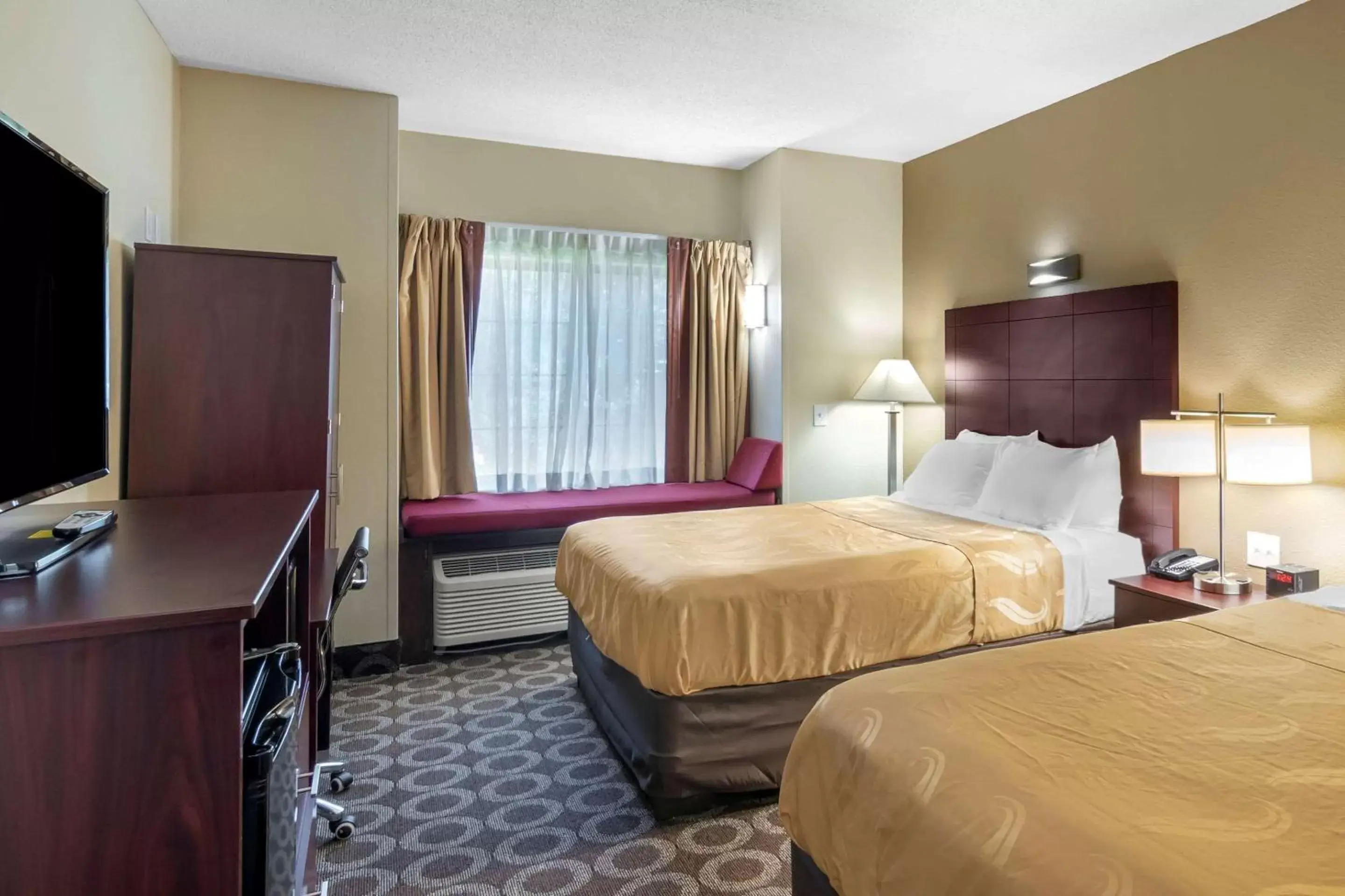 Photo of the whole room, Bed in Quality Inn Overland Park Kansas City