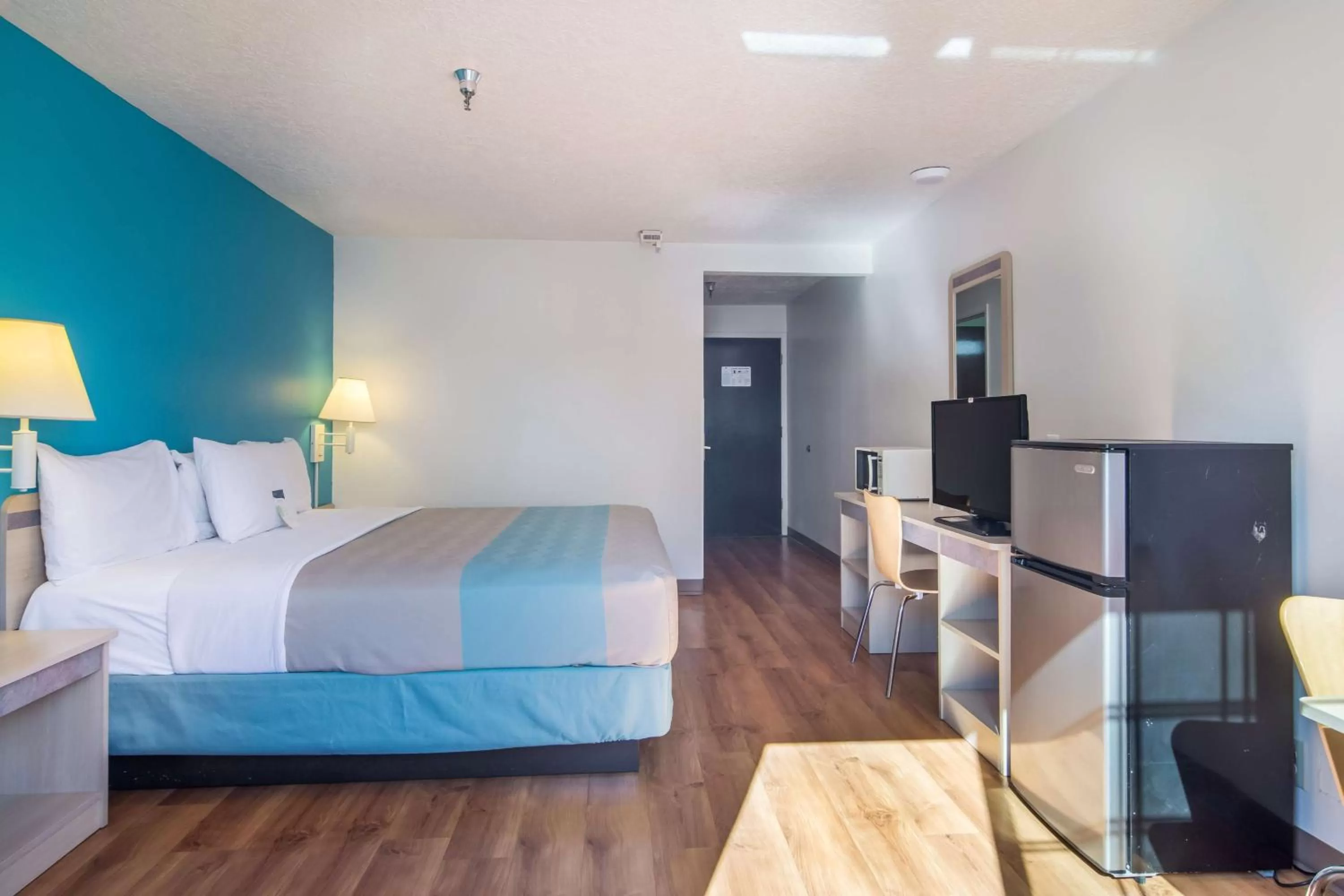 TV and multimedia, Bed in Motel 6-The Dalles, OR