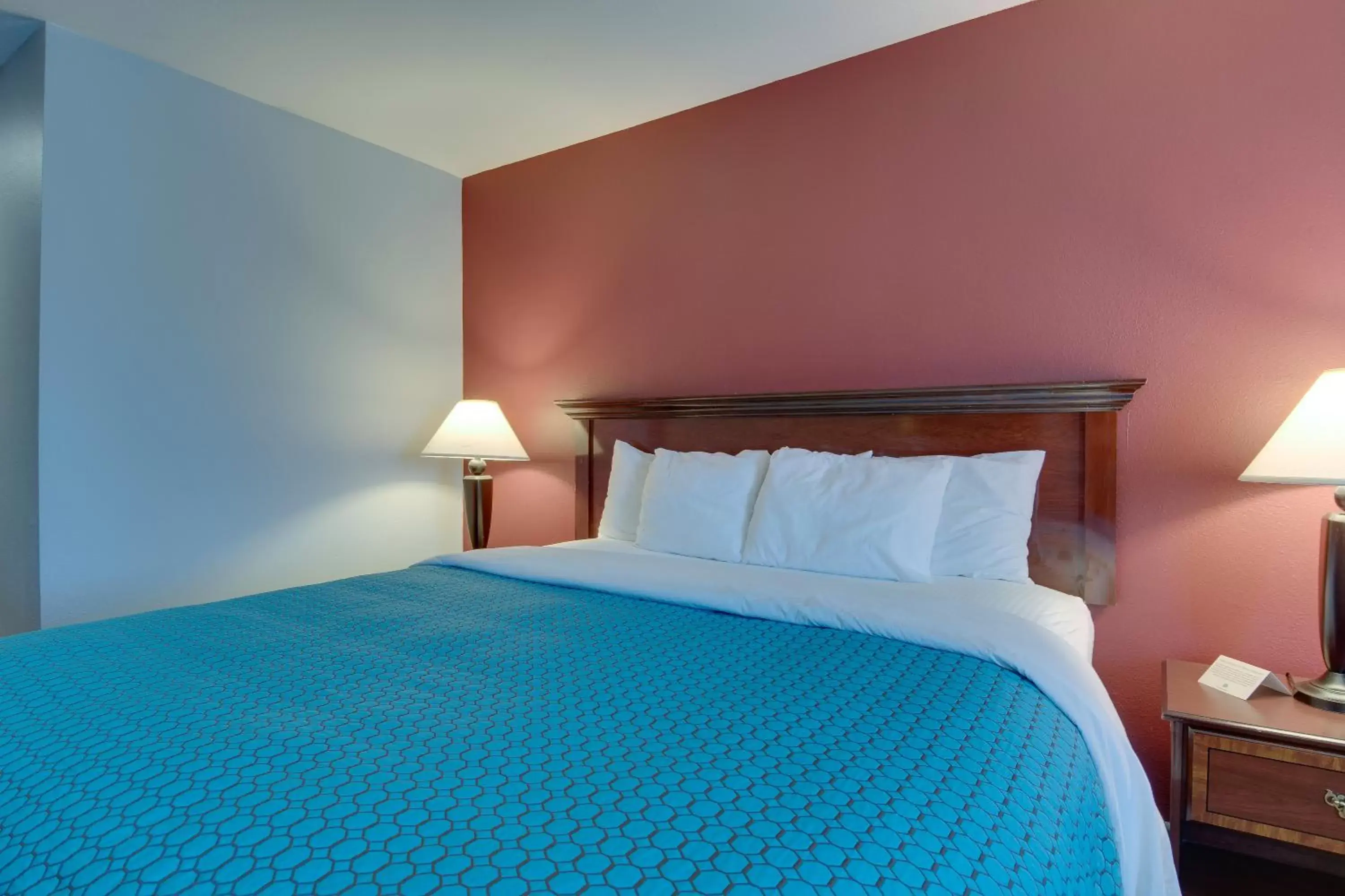 Bed, Room Photo in Vagabond Inn Executive Hayward