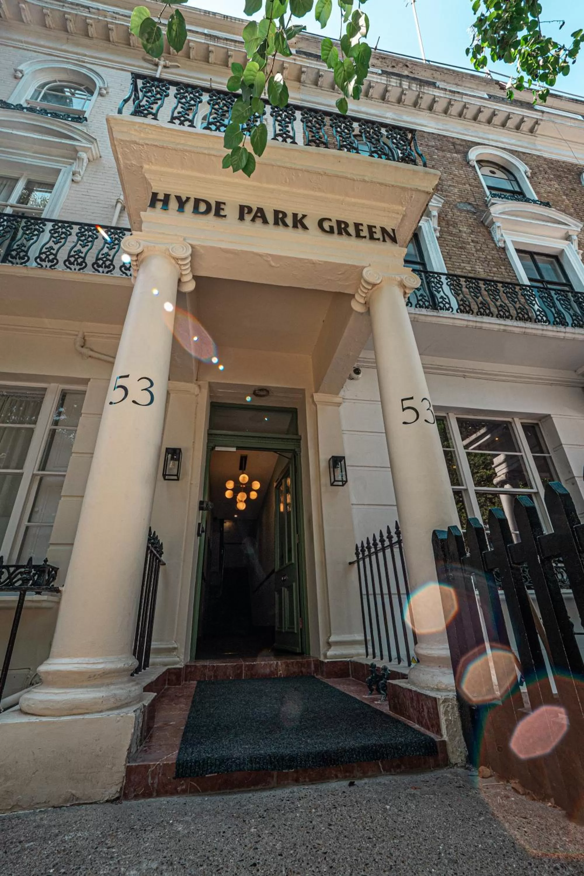 Facade/entrance in Hyde Park Green