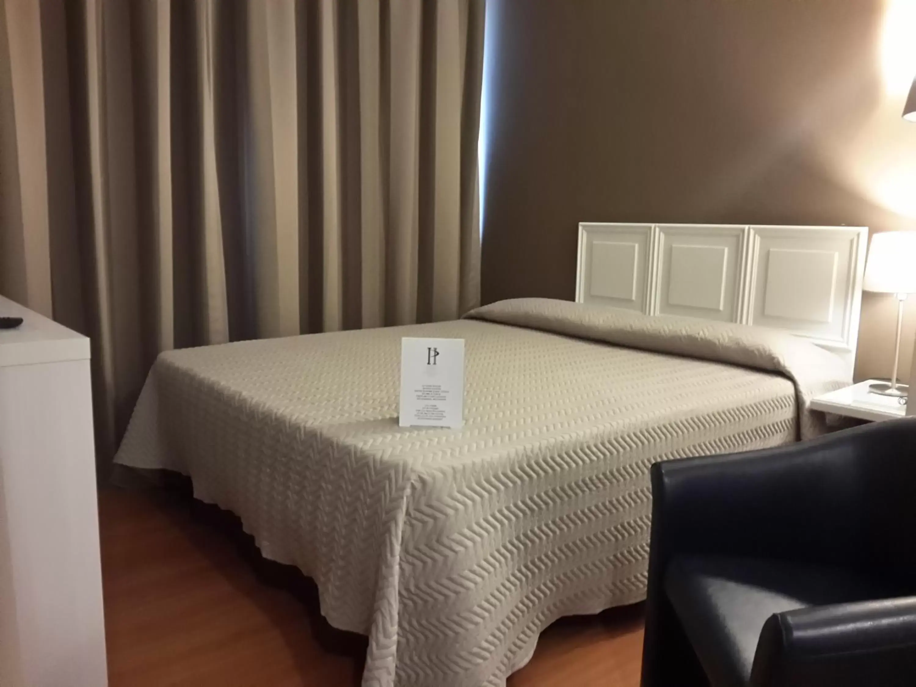 Bedroom, Bed in Hotel President Bedroom, Bed in Hotel President