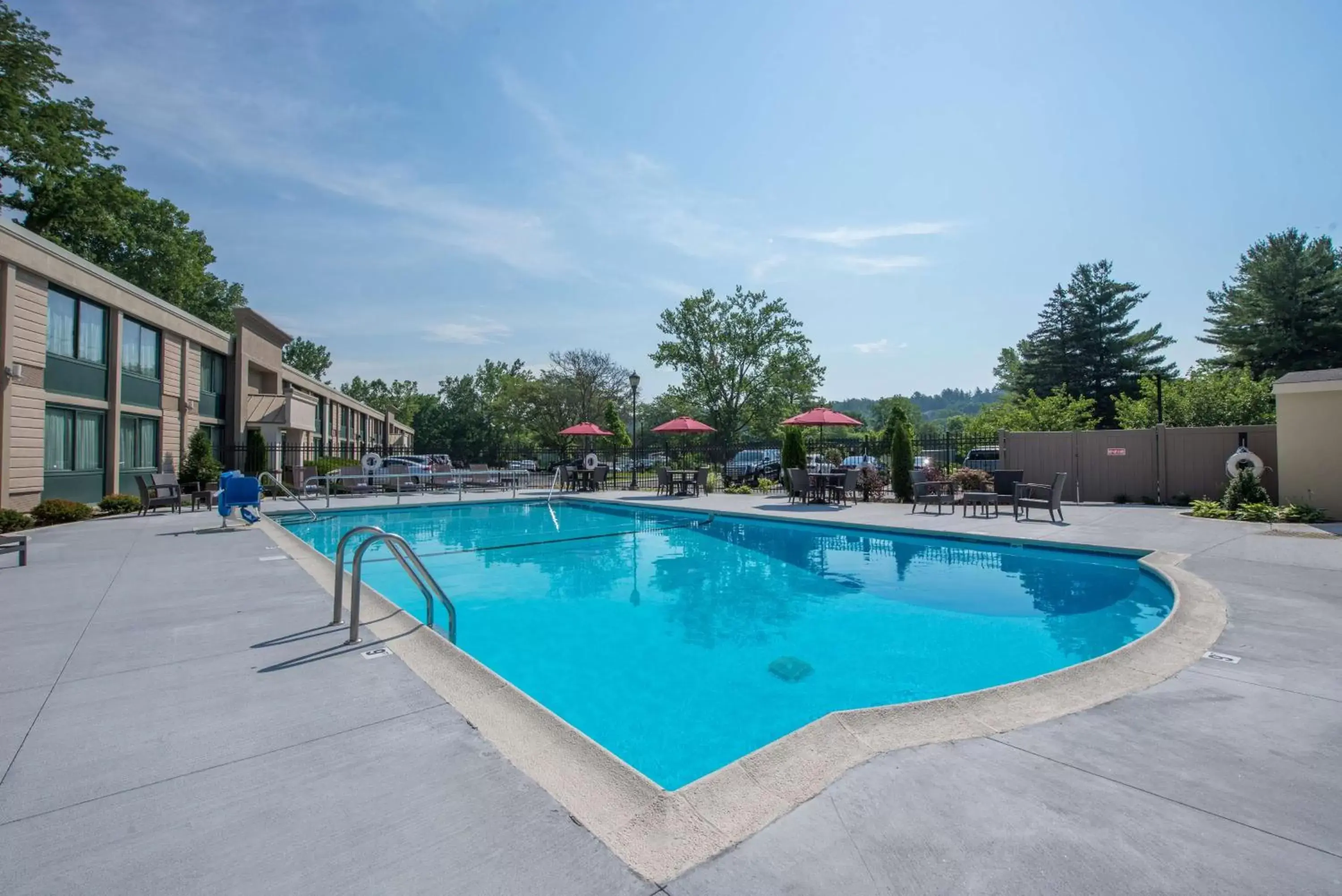 Pool view, Swimming Pool in Hotel MTK Mount Kisco