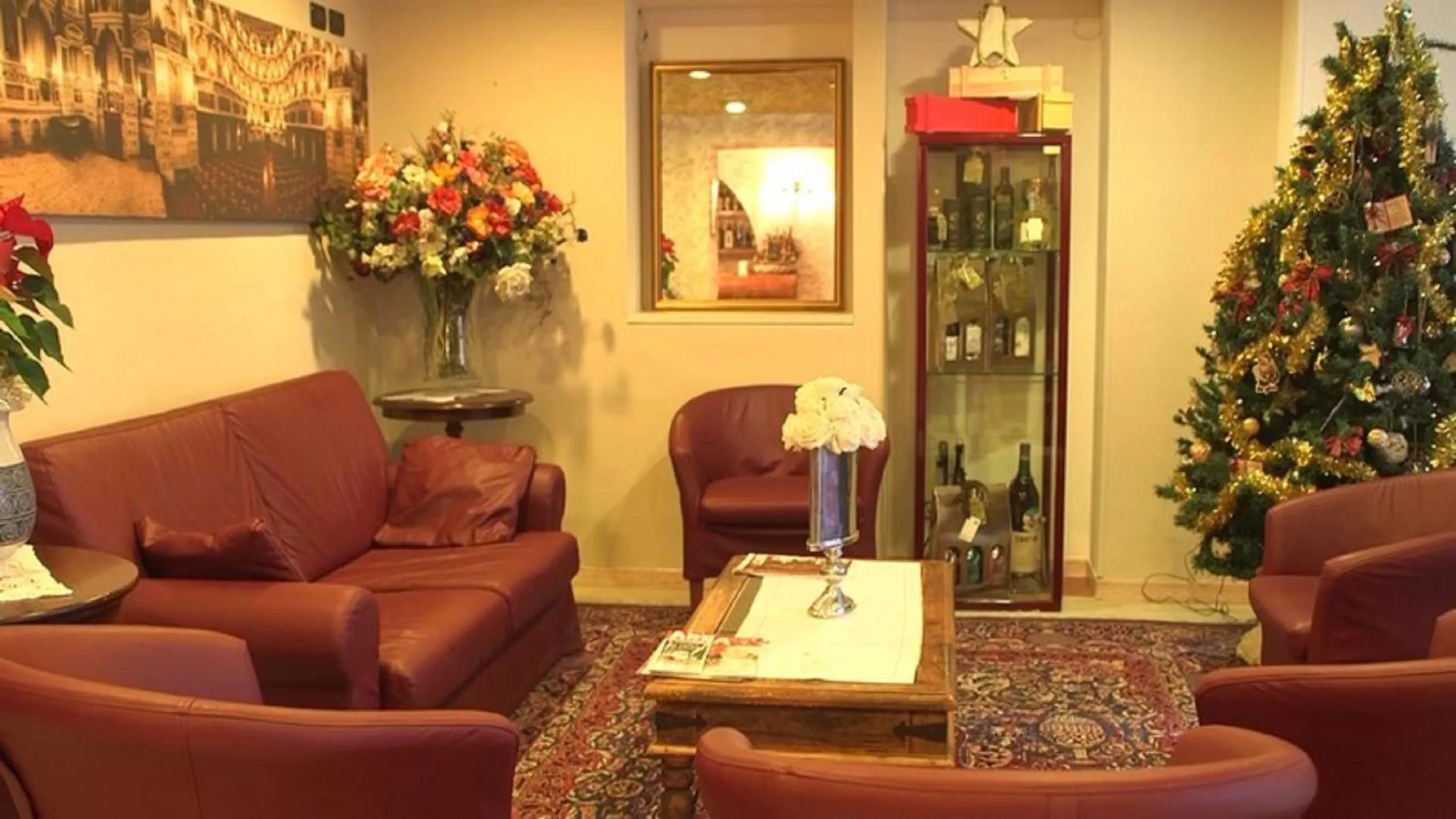 Communal lounge/ TV room in Hotel Ristorante La Grotta