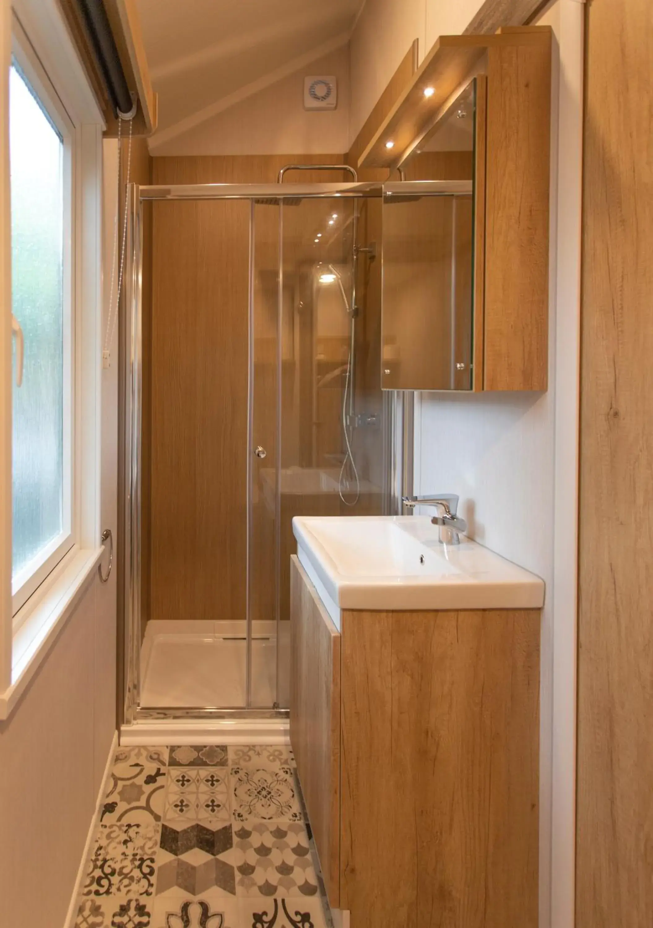 Shower, Bathroom in Aberdunant Hall Country Hotel