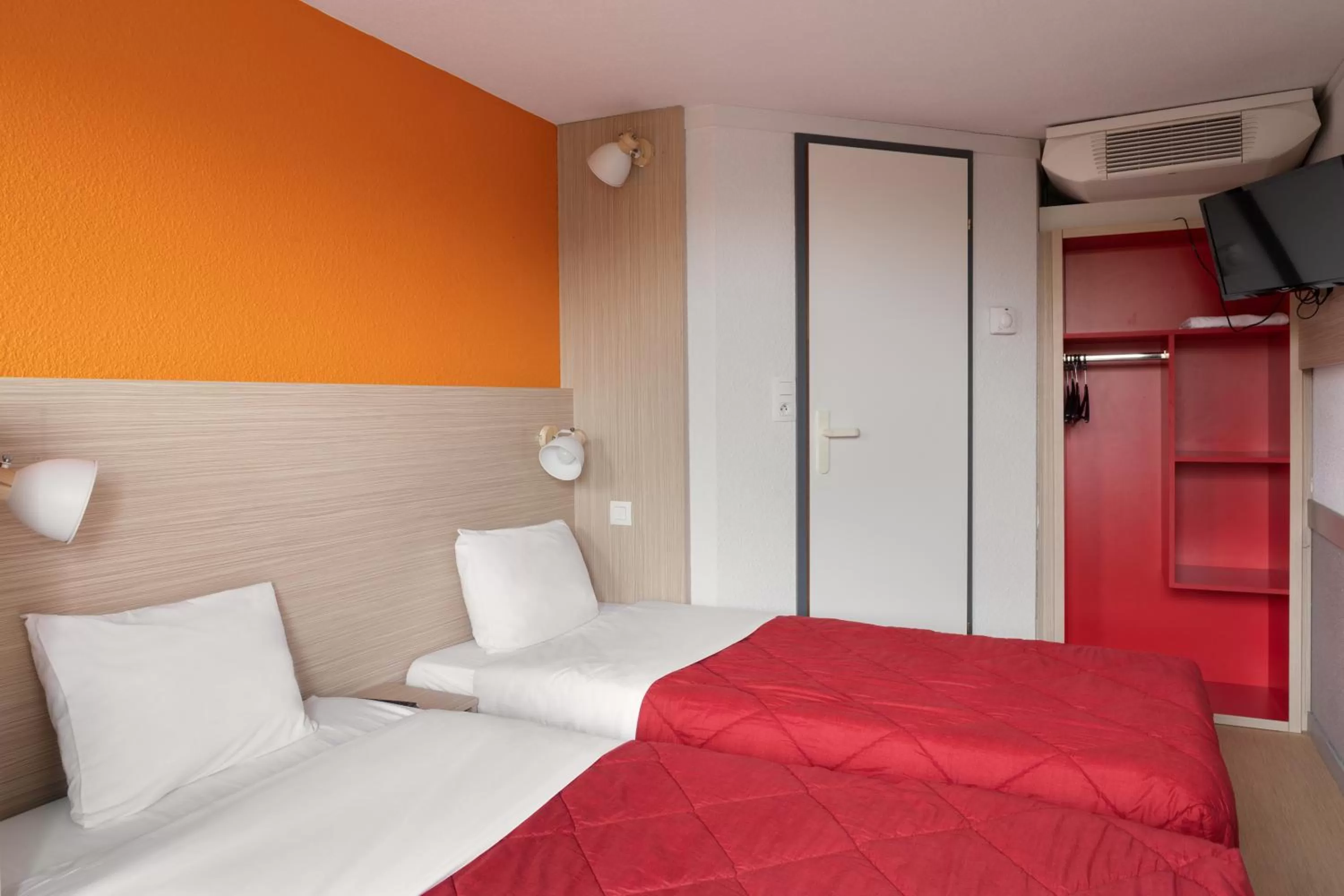 Photo of the whole room, Bed in Hotel Fleury Merogis - Ex Premiere Classe Fleury Merogis