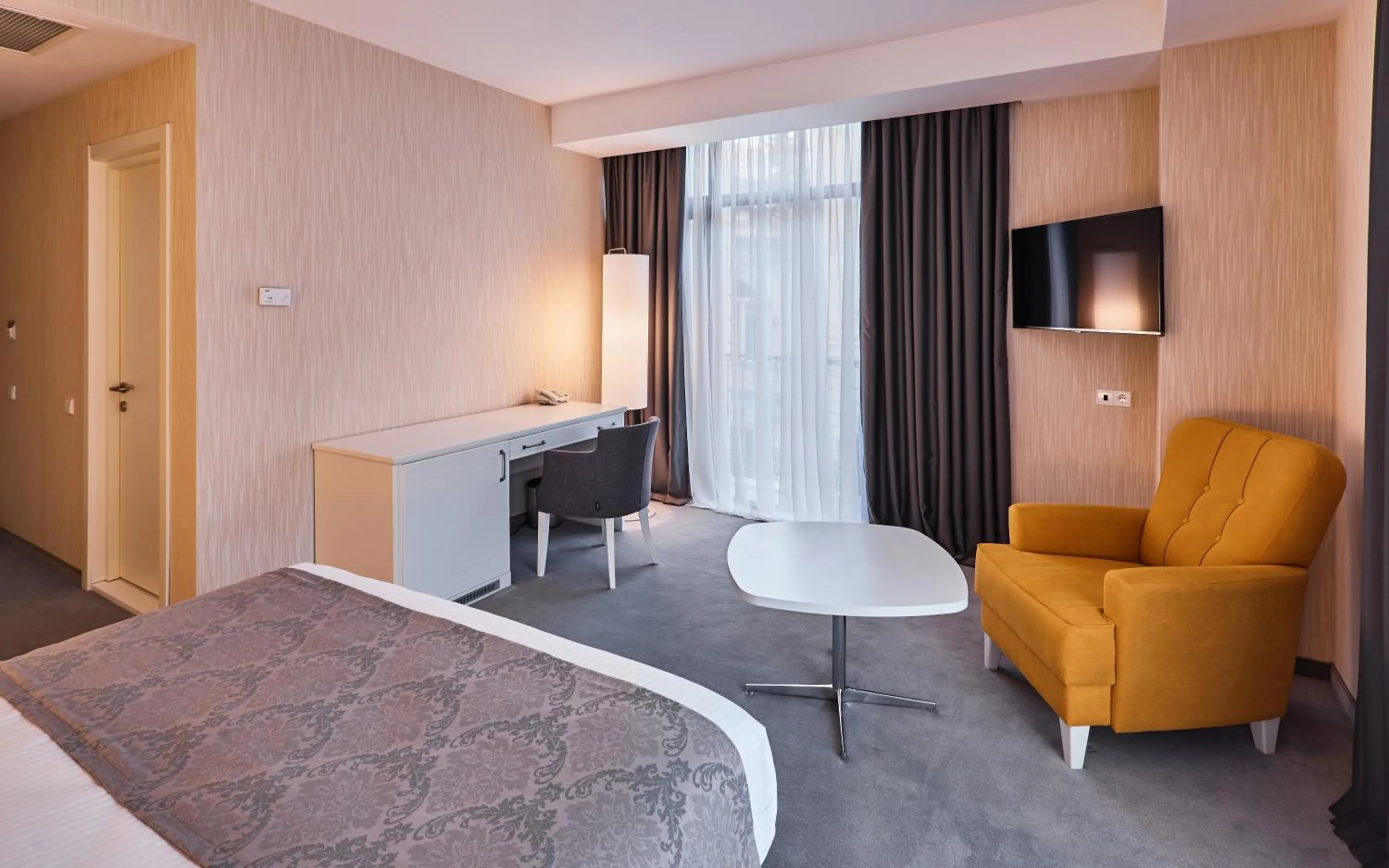 Bedroom, Bed in Gallery Palace Hotel