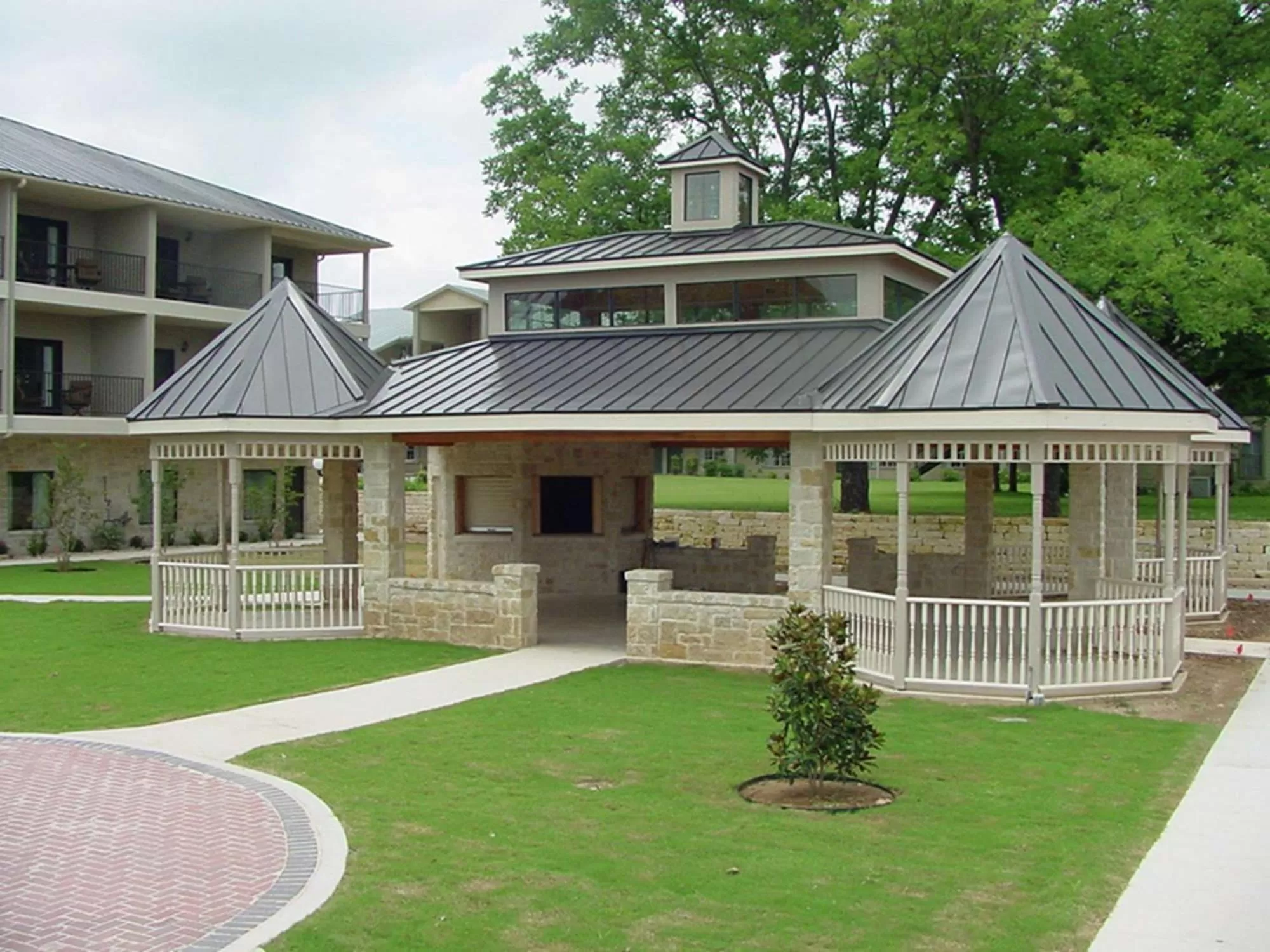 Inner courtyard view in Hampton Inn & Suites Fredericksburg