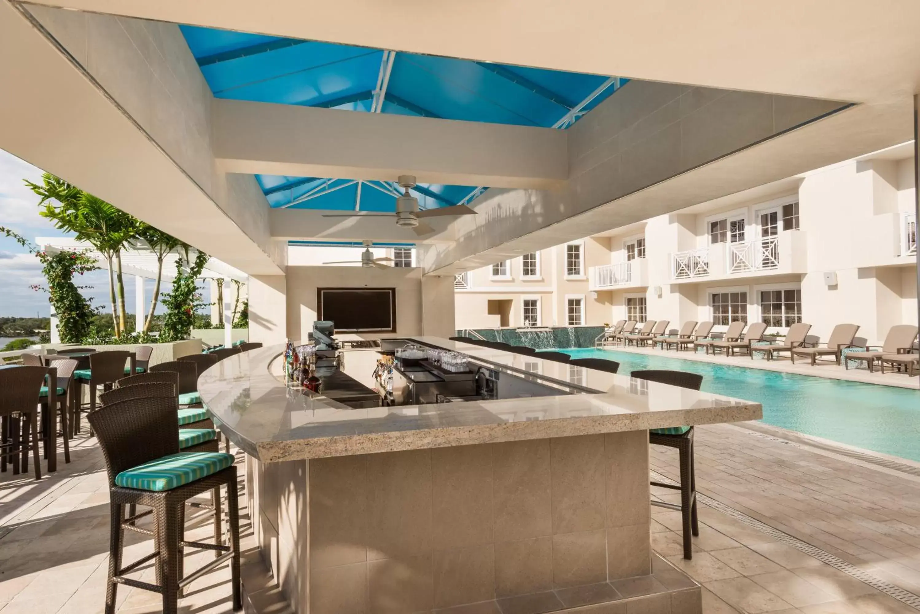 Lounge or bar, Swimming Pool in Wyndham Grand Jupiter at Harbourside Place