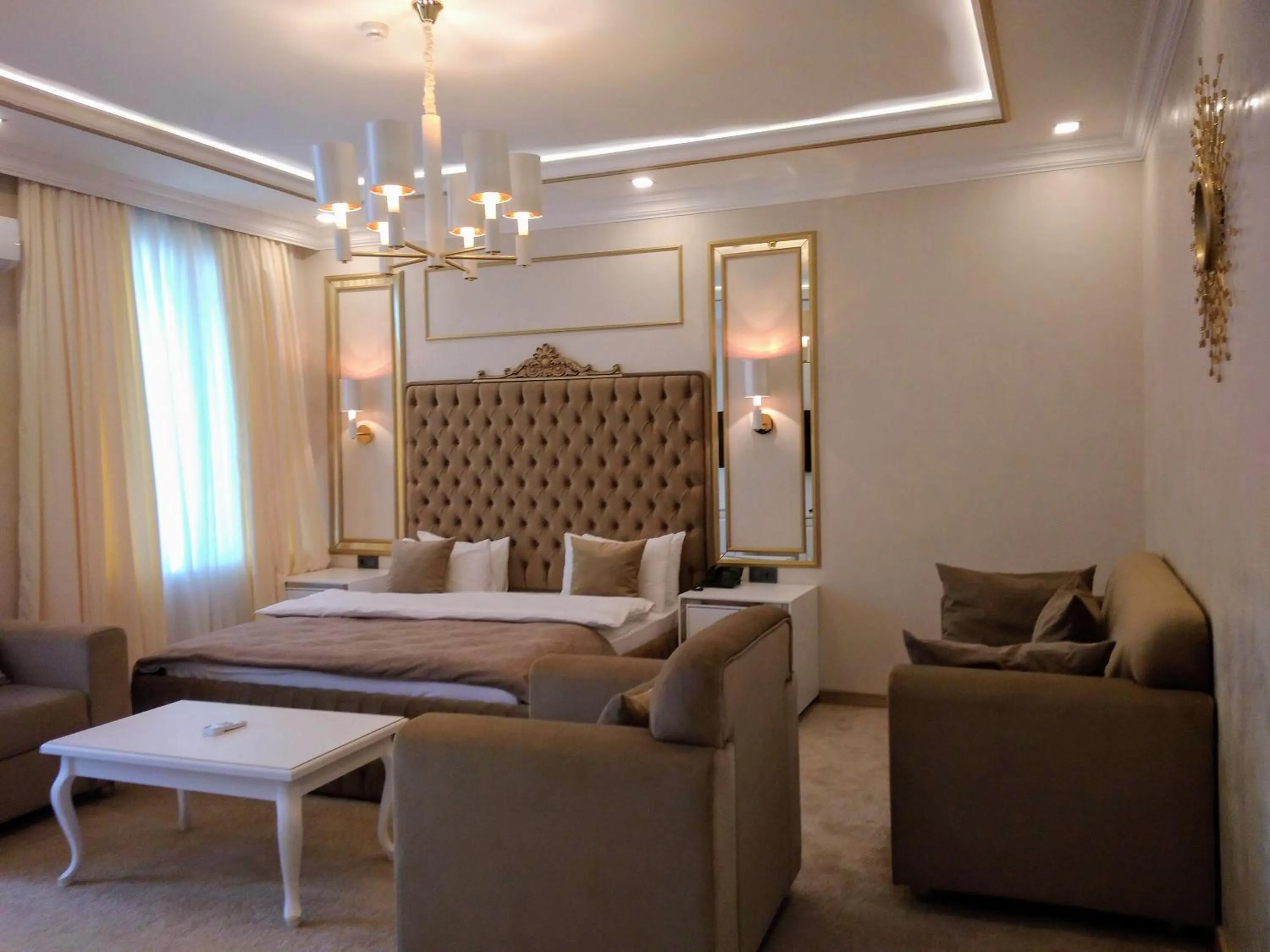 Photo of the whole room, Bed in Ambassador