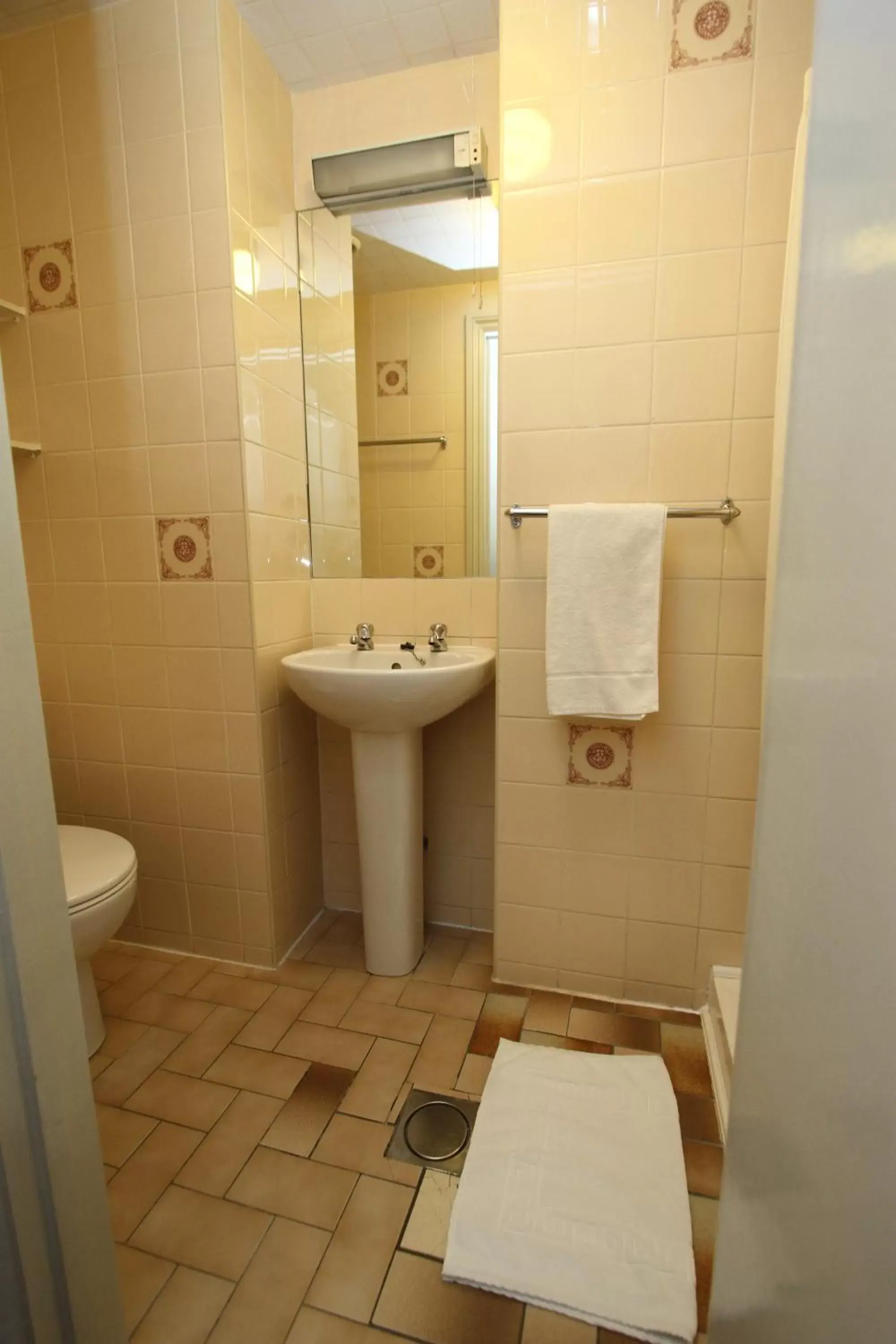 Bathroom in Ridgemount Hotel