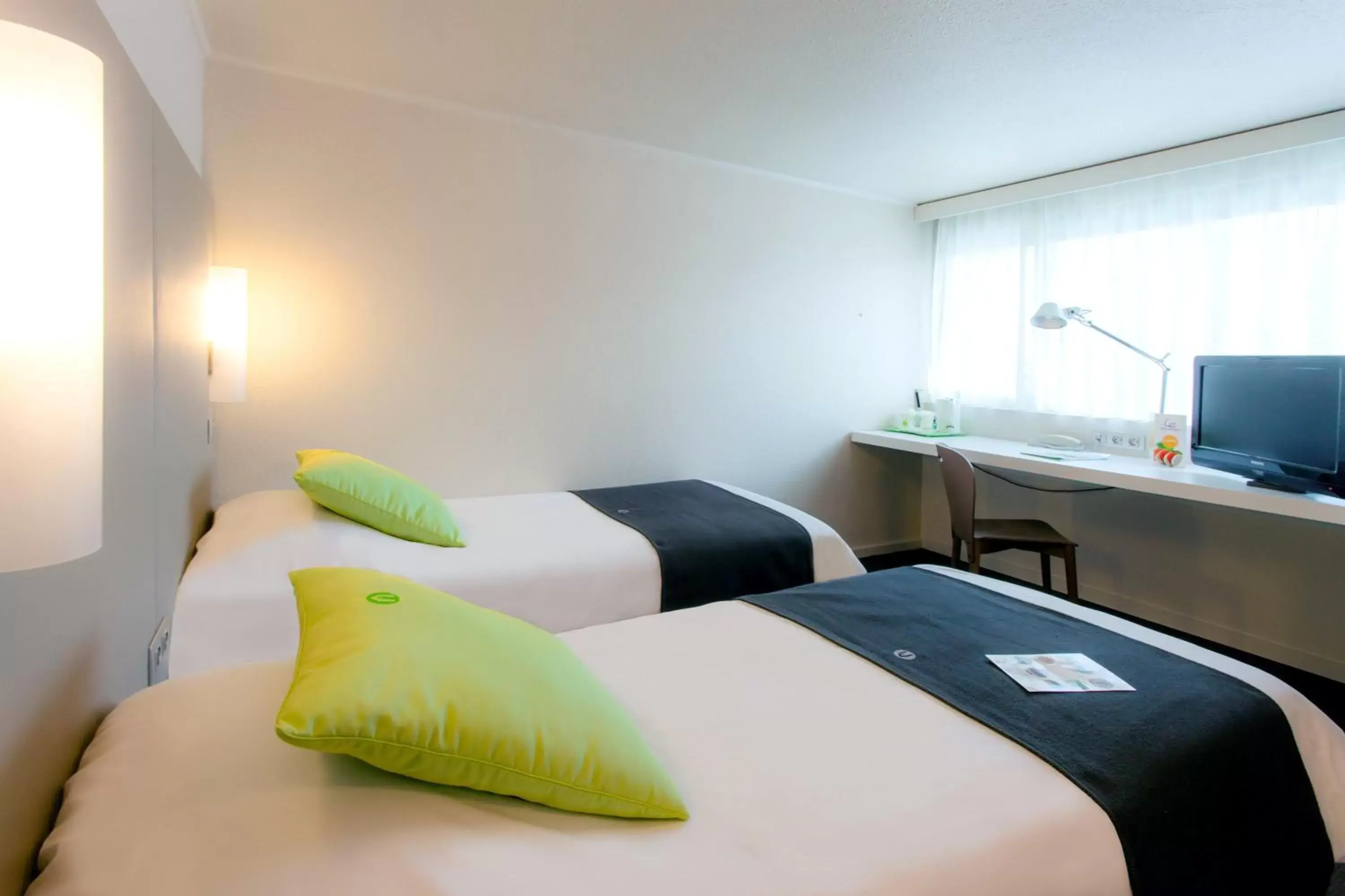 TV and multimedia, Bed in Campanile Saint-Malo ~ Saint-Jouan-Des-Guerets