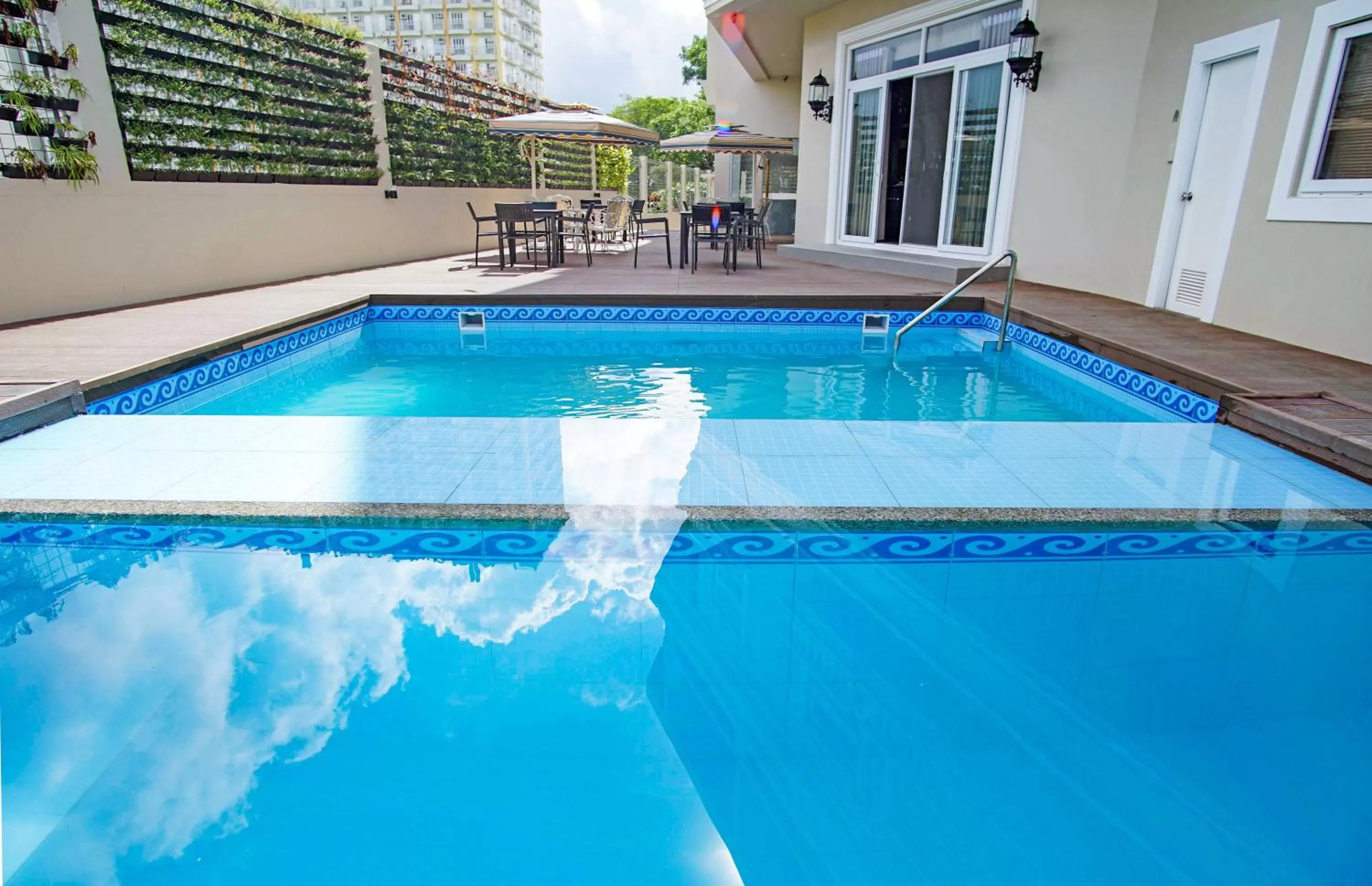 Swimming pool in Hotel Carlito Tagaytay