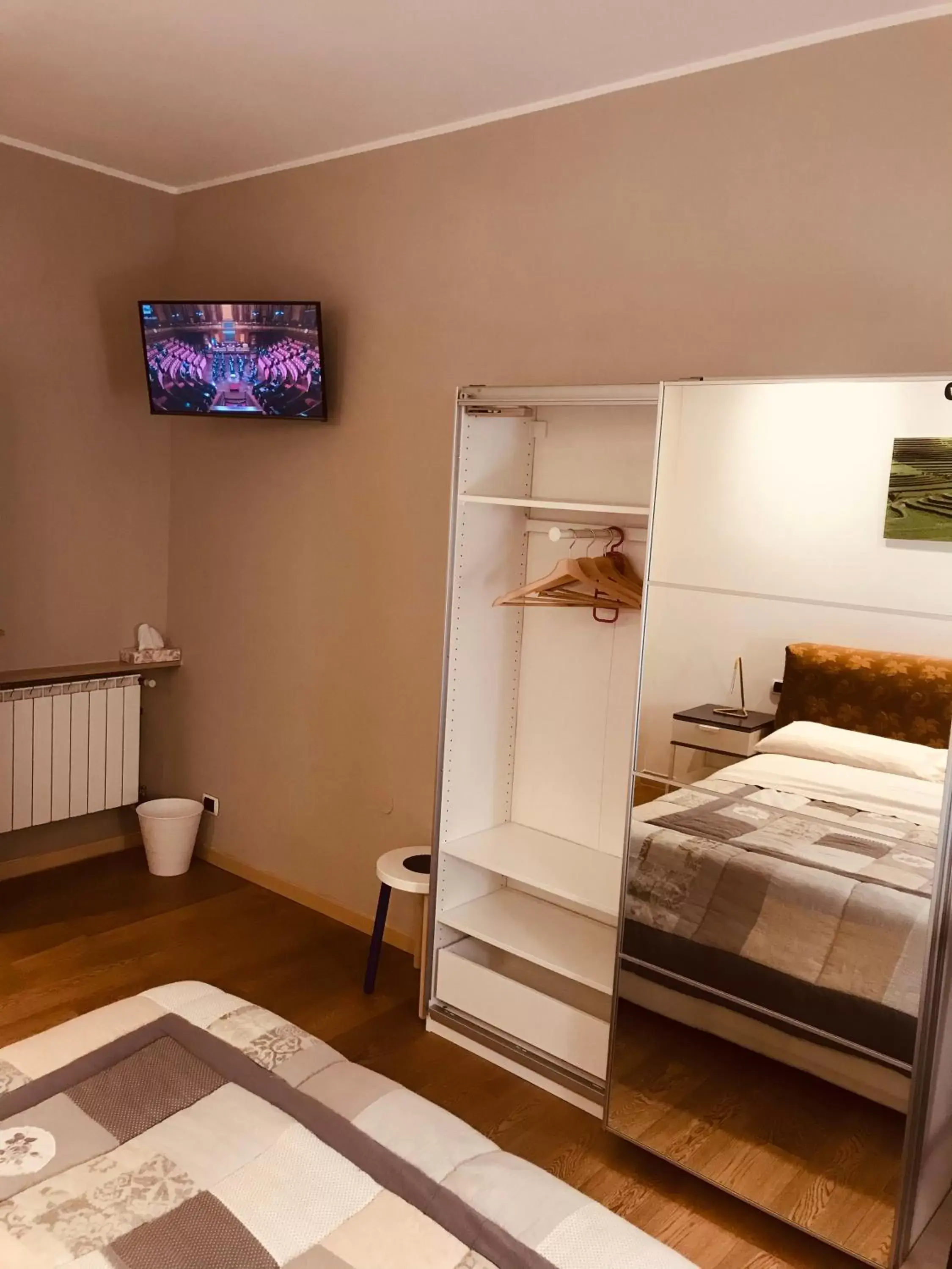 TV and multimedia, Bed in Smart House Rooms