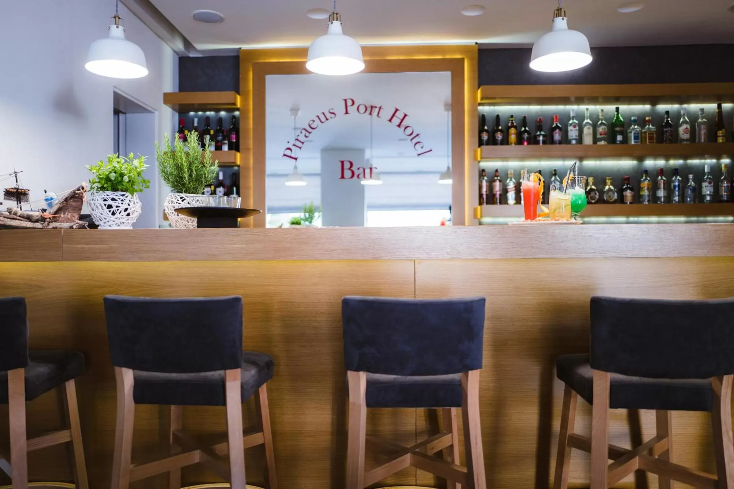 Lounge or bar, Lounge/Bar in Piraeus Port Hotel