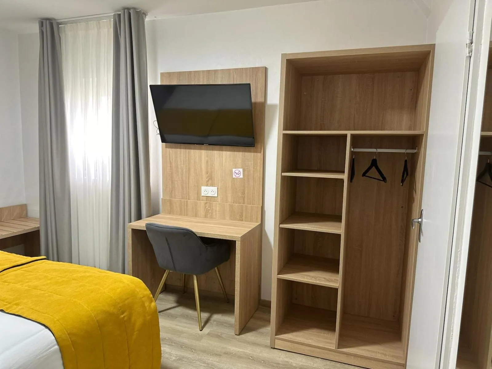 TV/Entertainment Center in Hotel Restaurant L'Escale