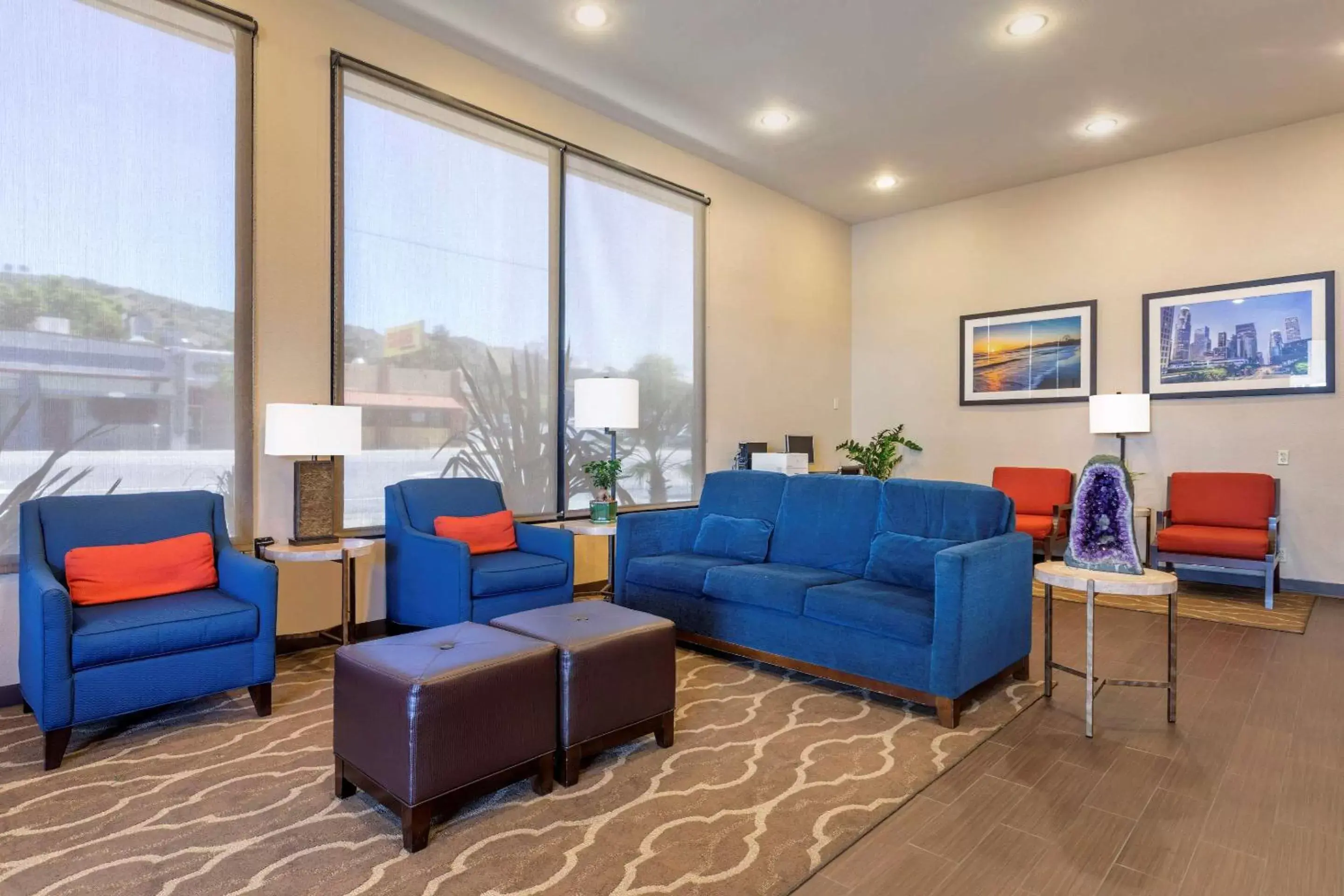 Lobby or reception, Seating Area in Comfort Inn Near Old Town Pasadena in Eagle Rock