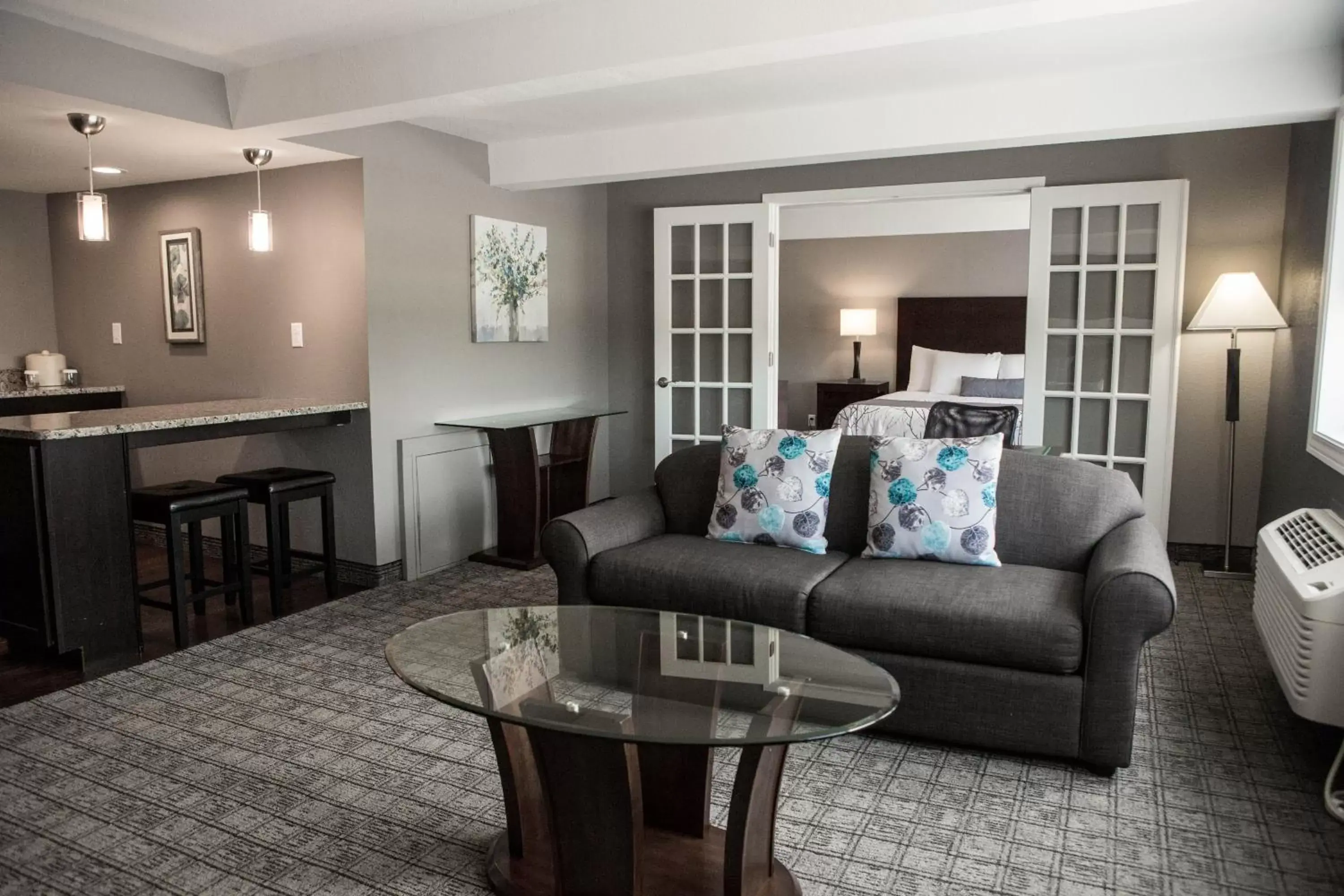 Living room, Seating Area in Eastland Suites Extended Stay Hotel & Conference Center Urbana