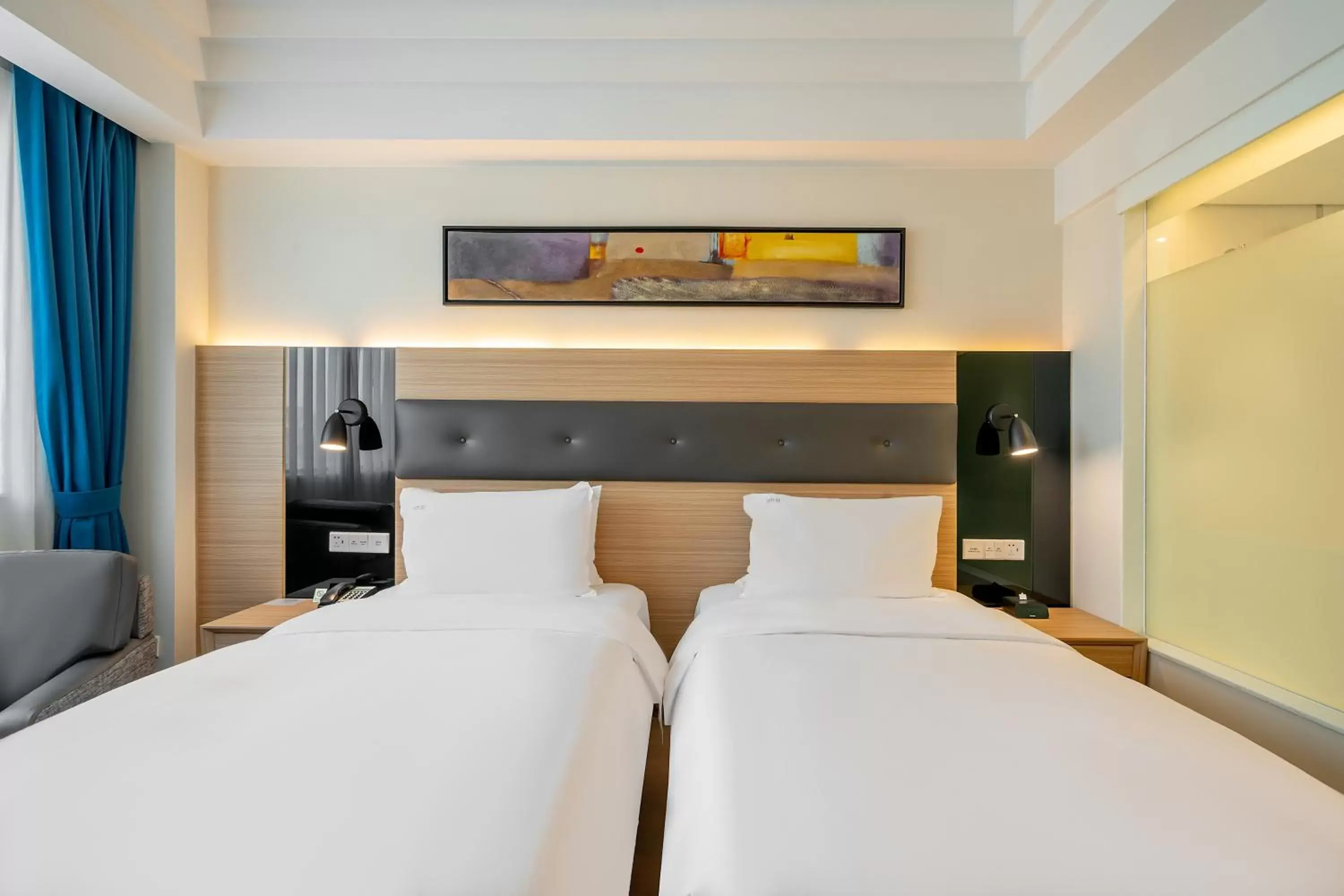 Bed in Holiday Inn Shanghai Hongqiao Central, an IHG Hotel Bed in Holiday Inn Shanghai Hongqiao Central, an IHG Hotel