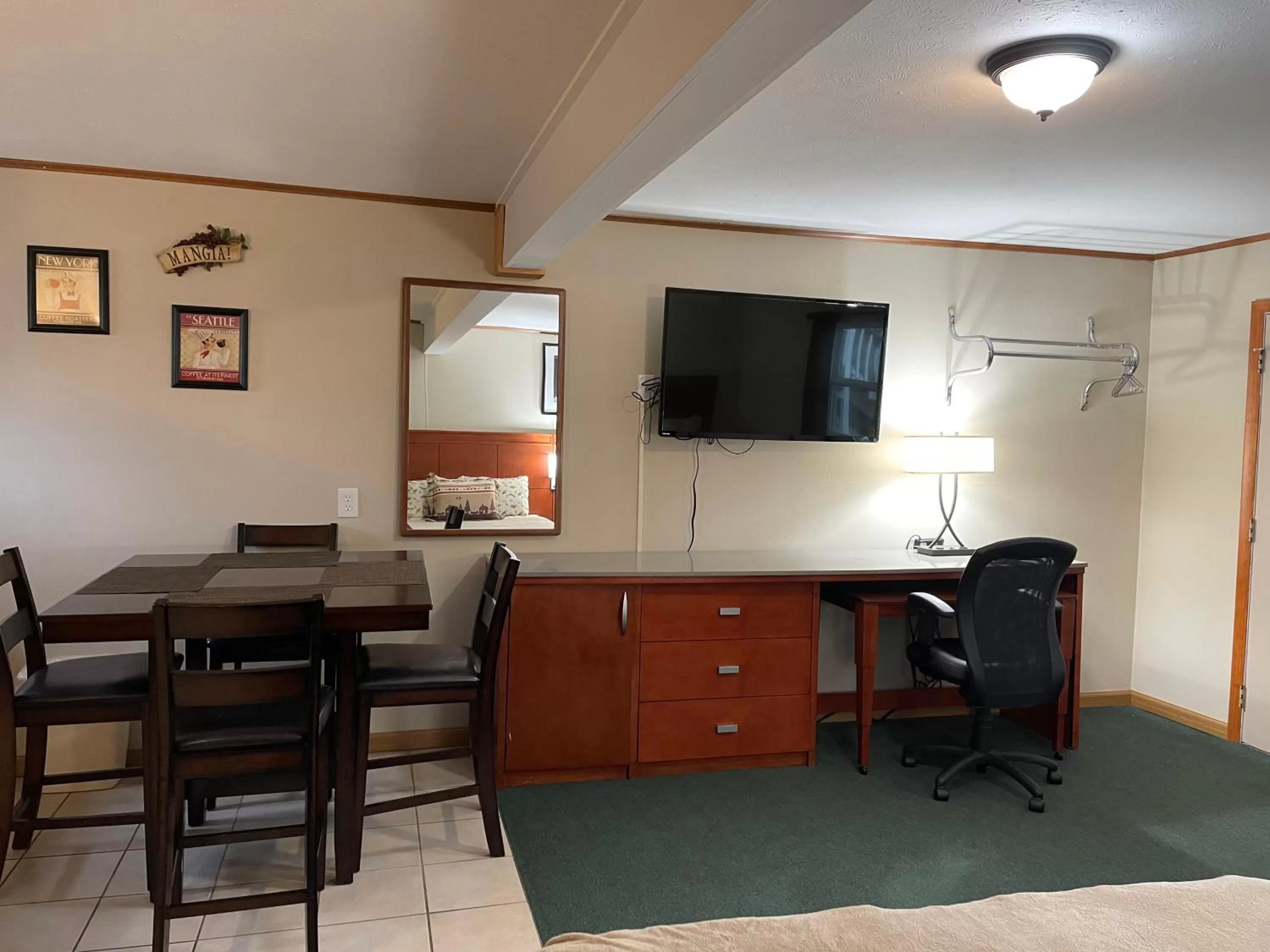 Communal lounge/ TV room in Hunter's Friend Resort near Silver Dollar City