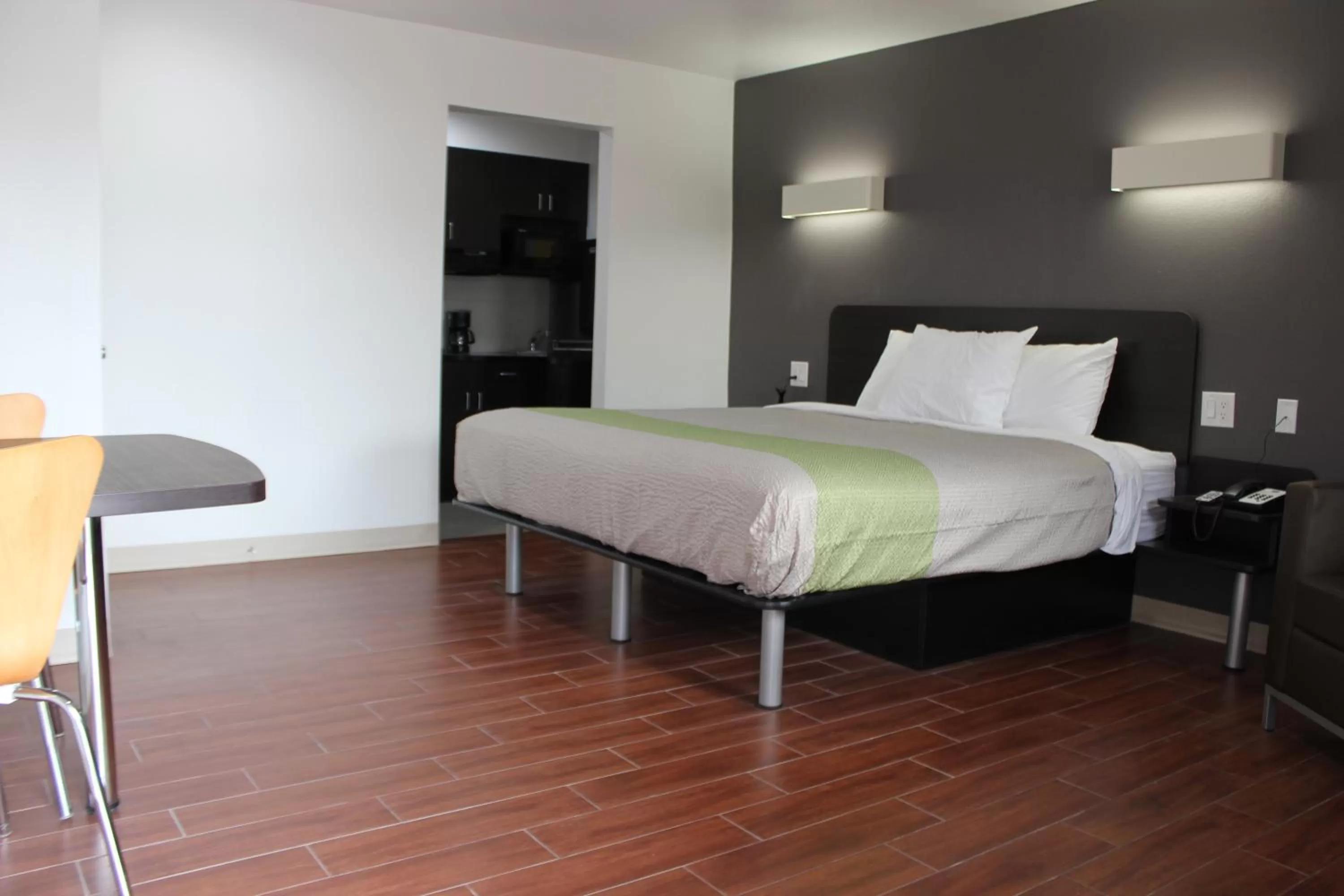 Living room, Bed in Studio 6-Houston, TX - East