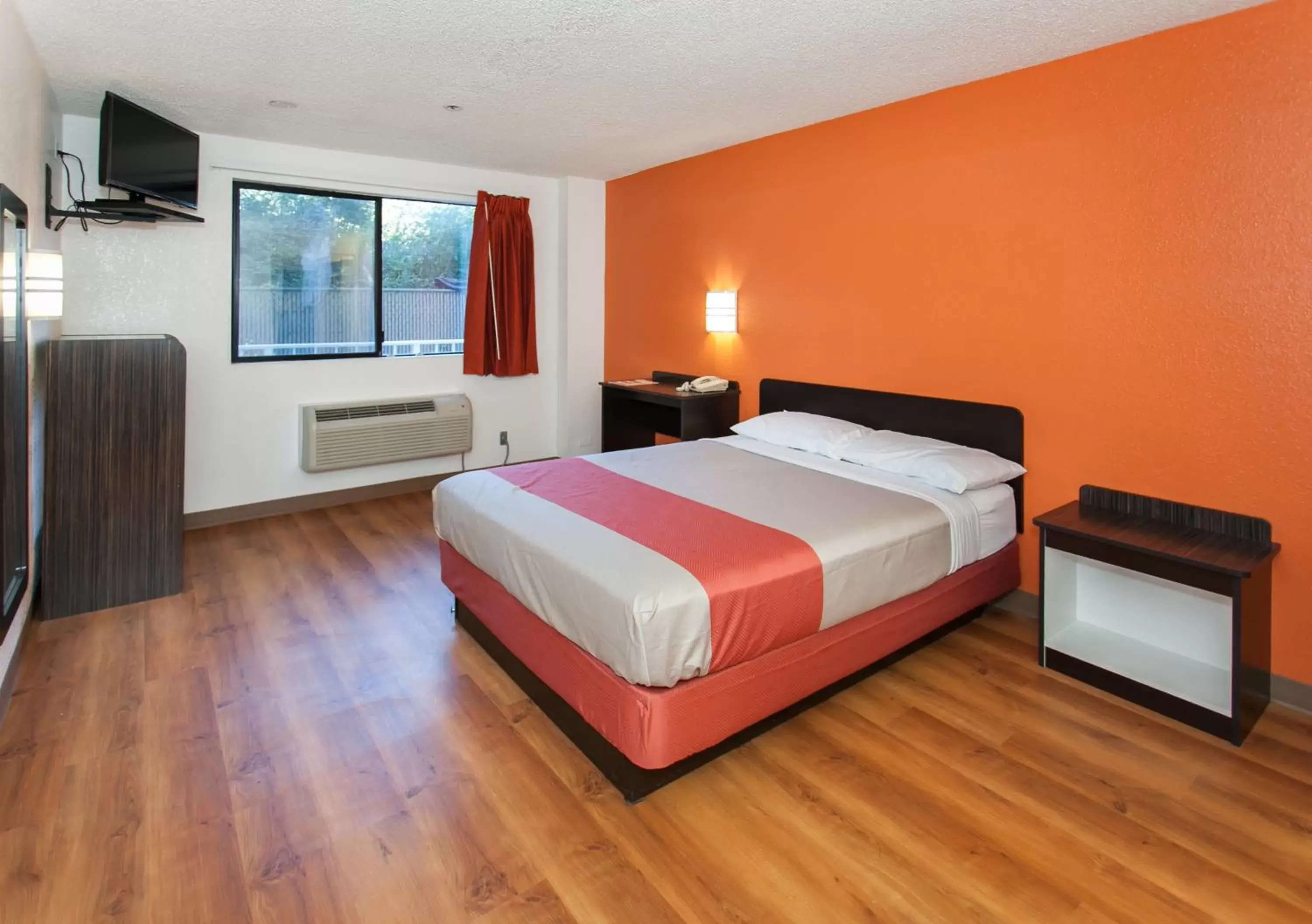 Bedroom, Bed in Motel 6-Los Angeles, CA - Los Angeles - LAX