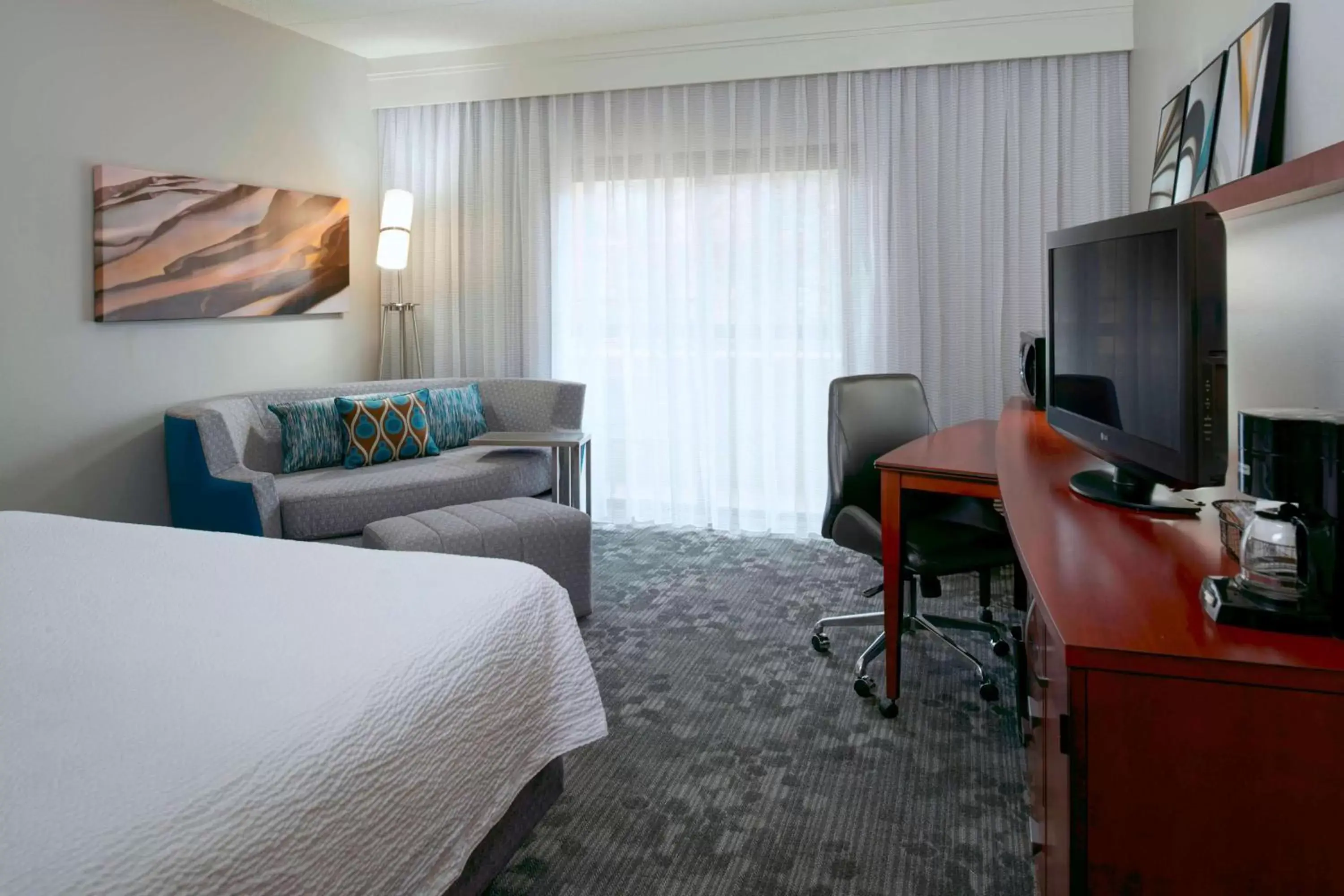Bedroom, TV/Entertainment Center in Sonesta Select Kansas City Airport Tiffany Springs