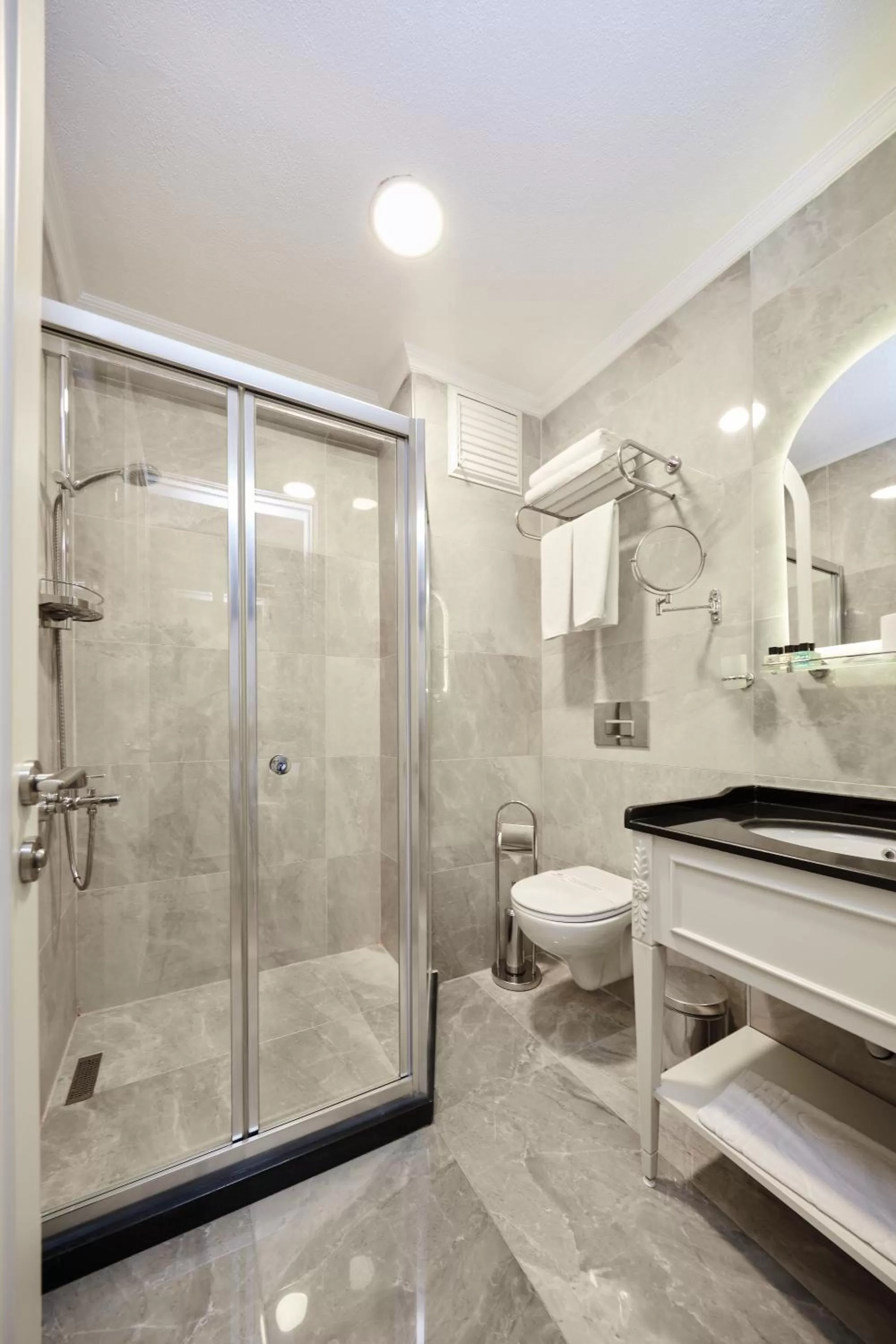 Shower in Albinas Hotel Old City