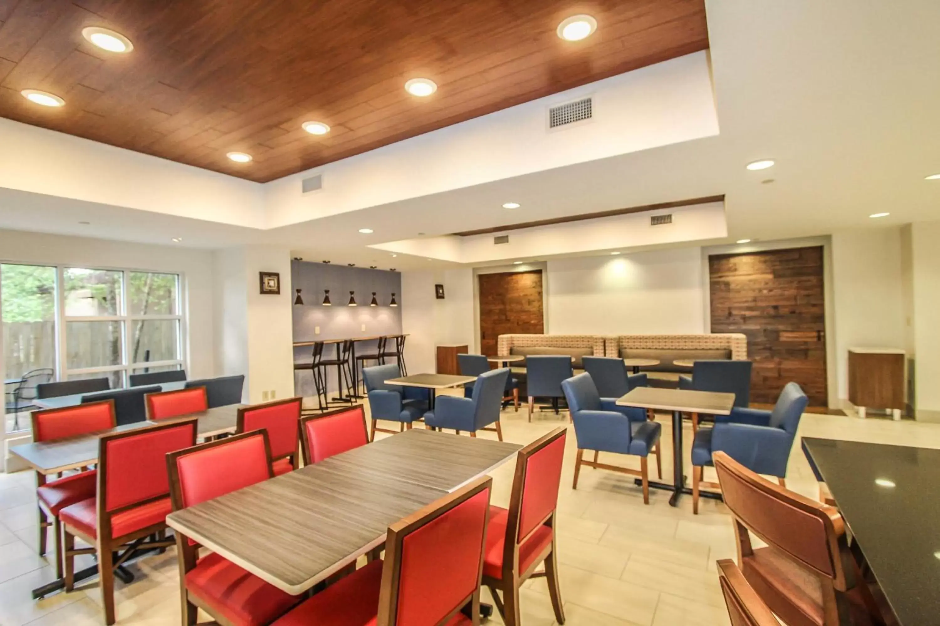 Breakfast, Restaurant/Places to Eat in Holiday Inn Express Hotel & Suites Charleston - North, an IHG Hotel