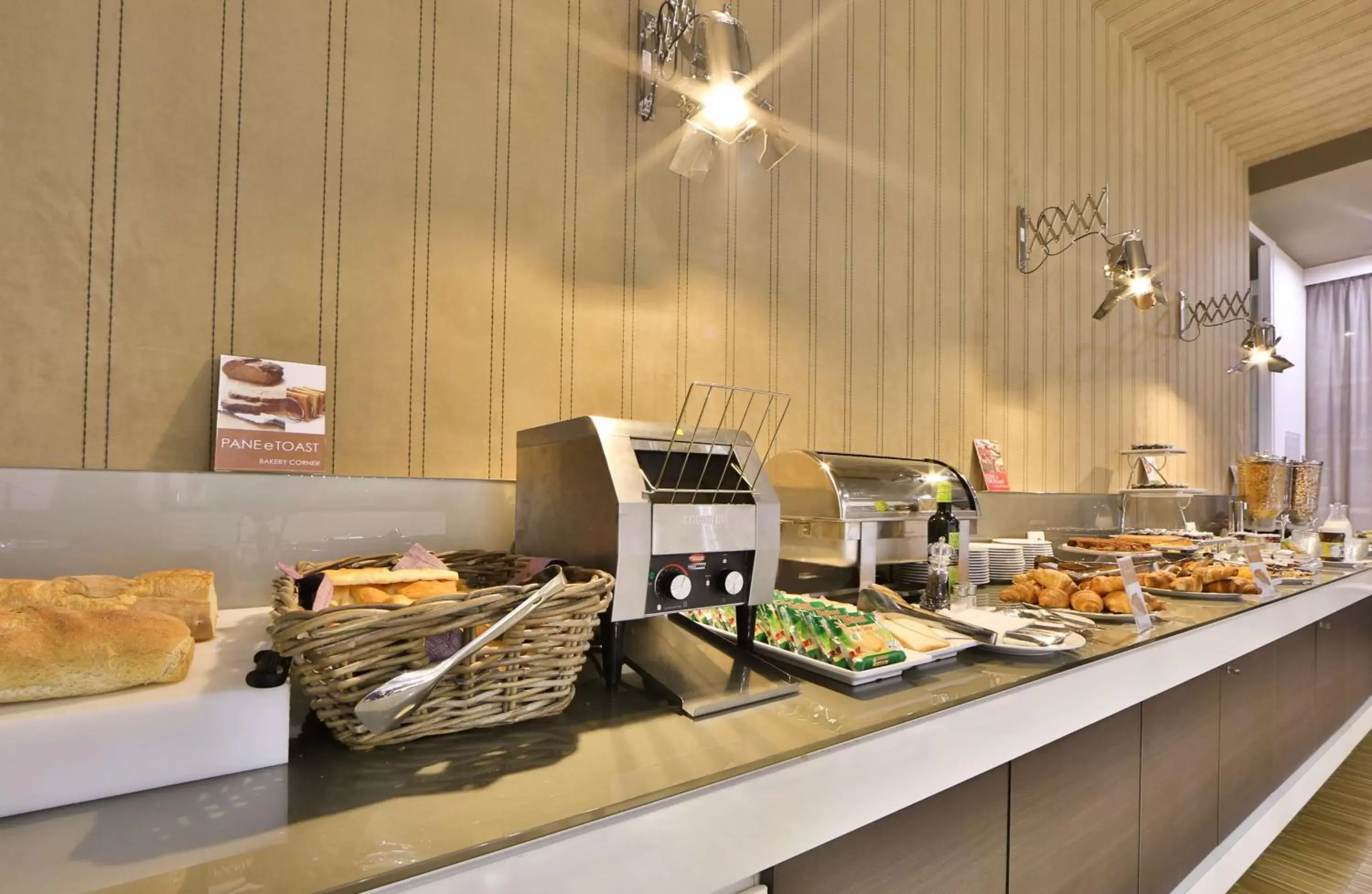 Restaurant/places to eat, Food in Best Western Premier CHC Airport