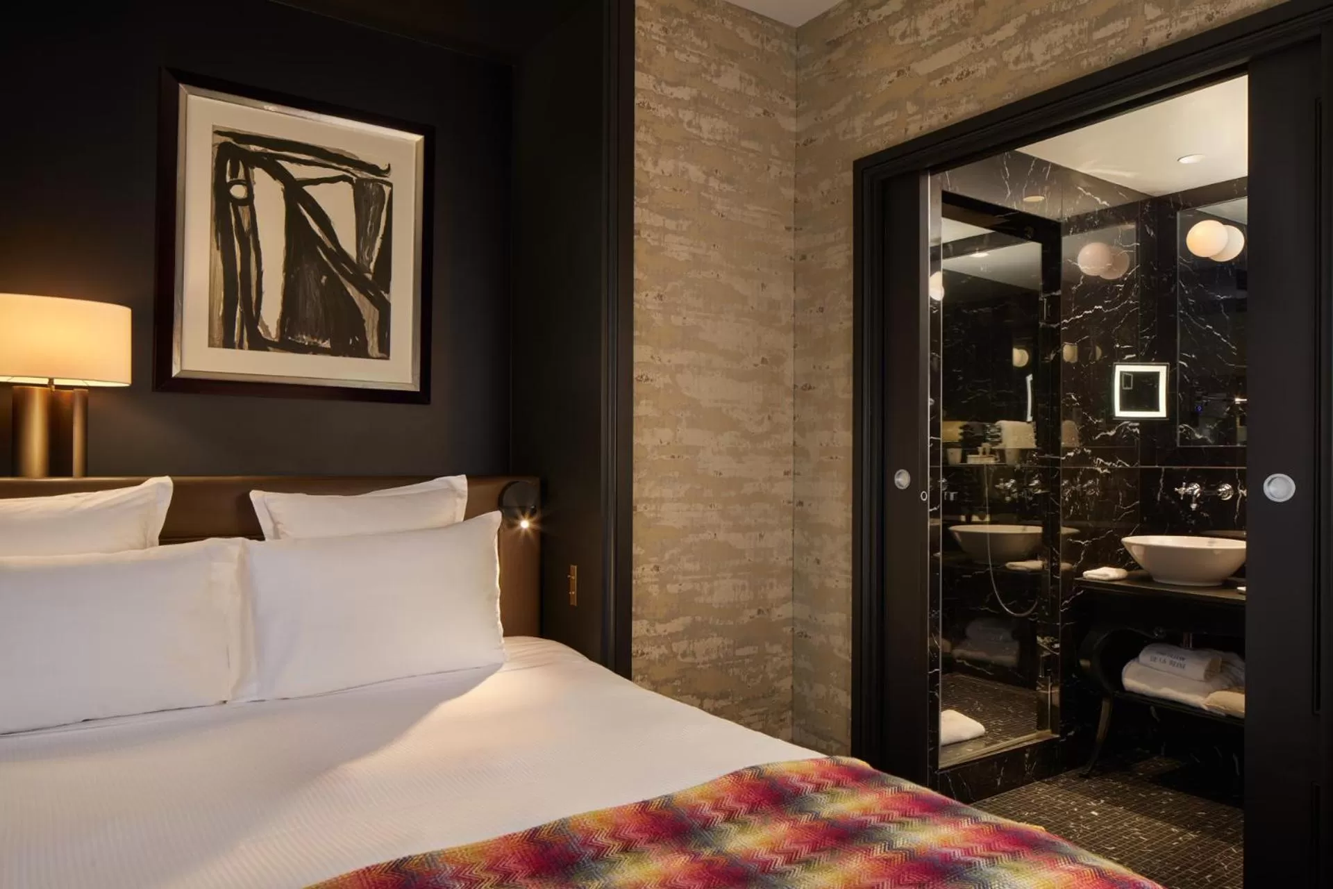 Photo of the whole room, Bed in Le Pavillon de la Reine & Spa, Place des Vosges