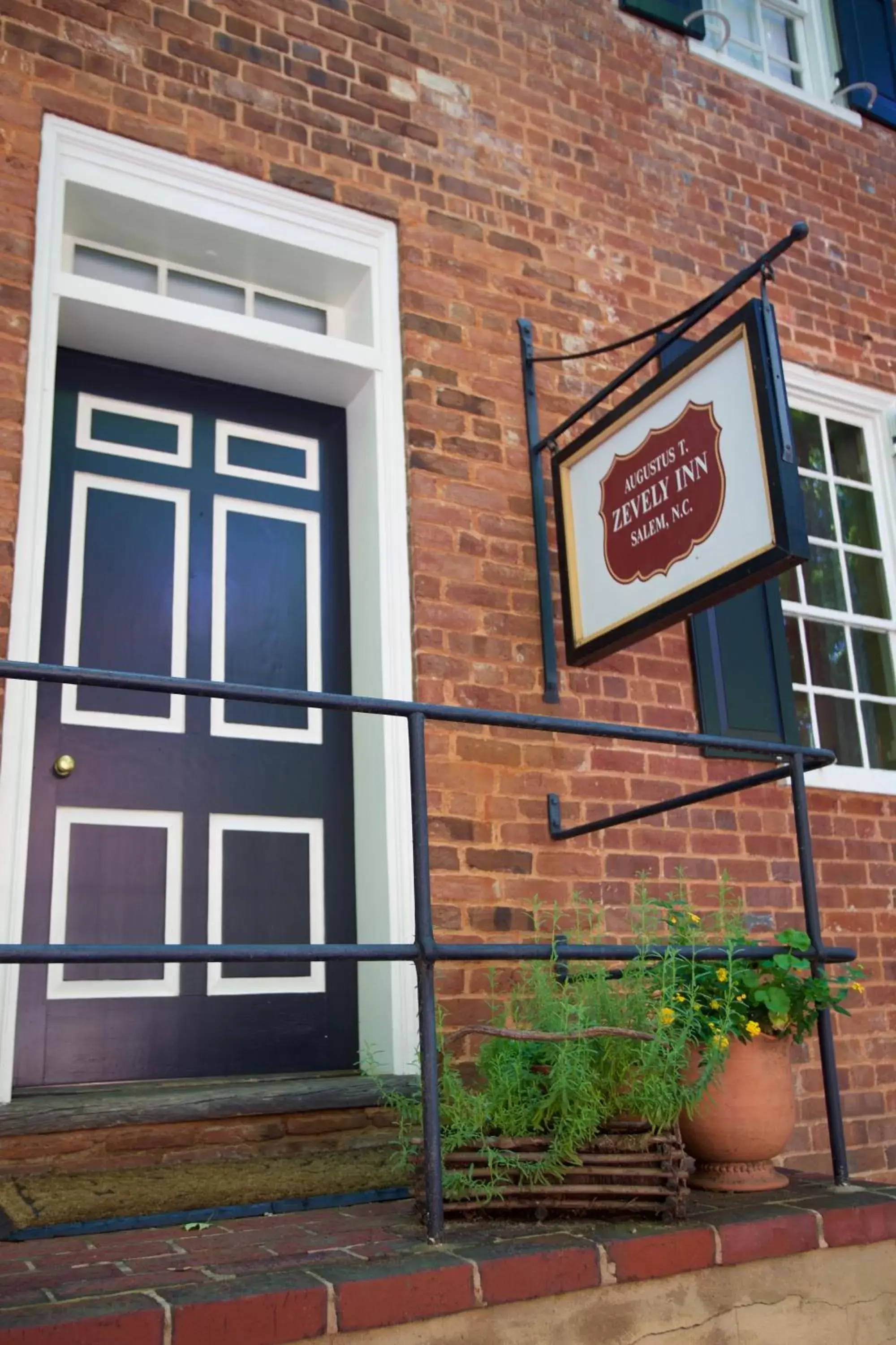 Facade/entrance, Property Building in The Zevely Inn