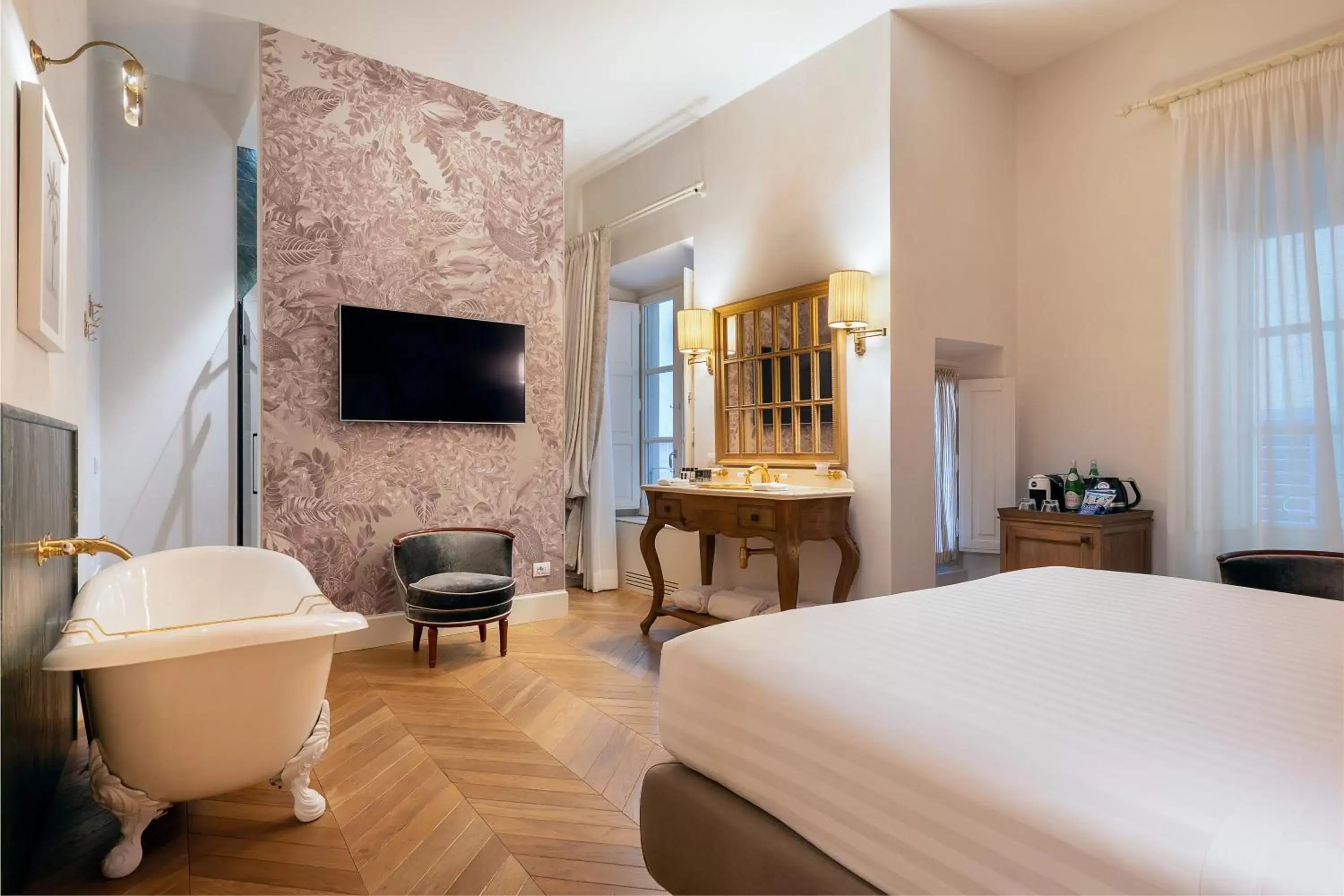 Bedroom, TV/Entertainment Center in Corte Calzaiuoli Elegant Suites