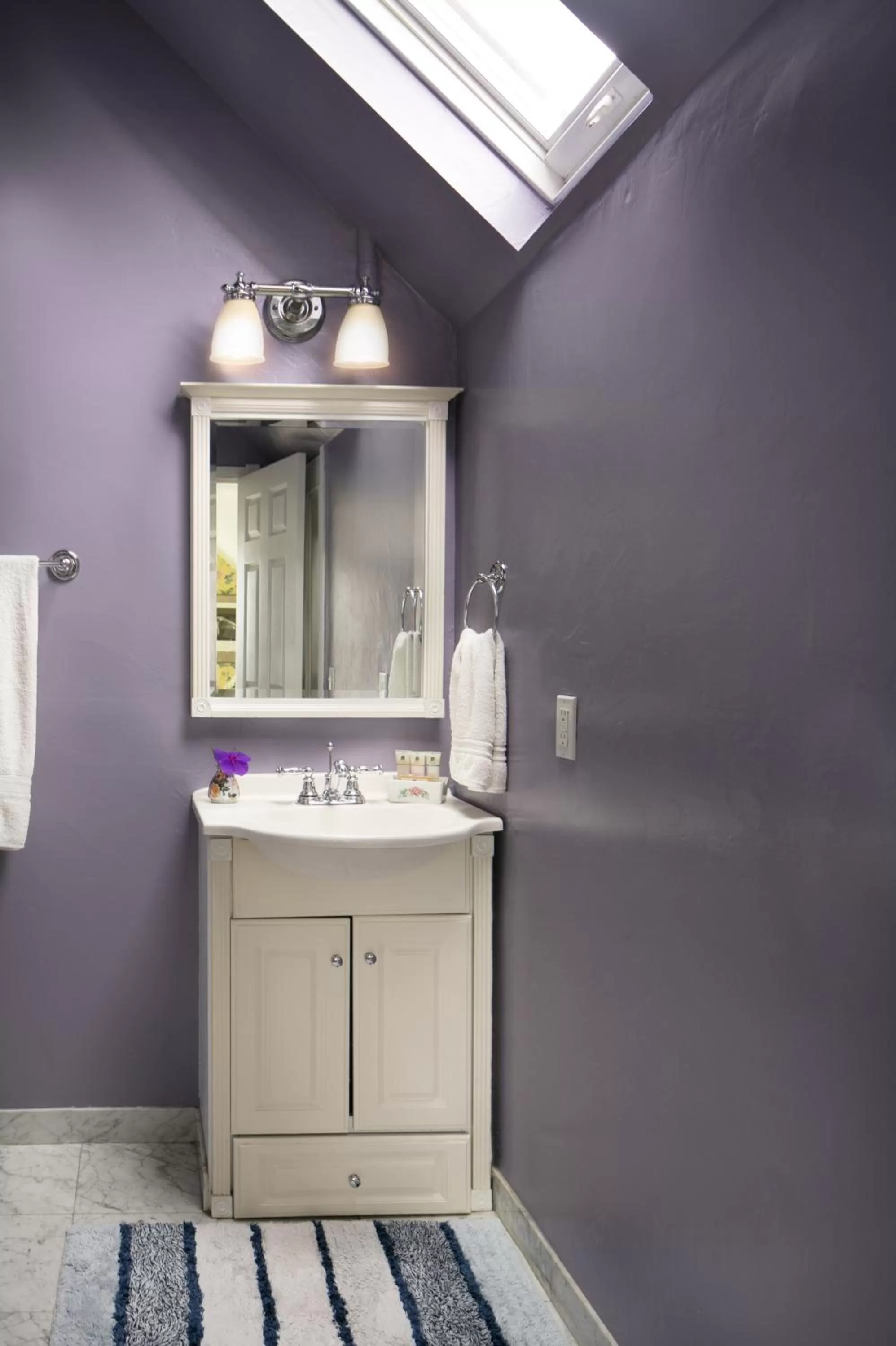 Bathroom in Noe's Nest Bed and Breakfast