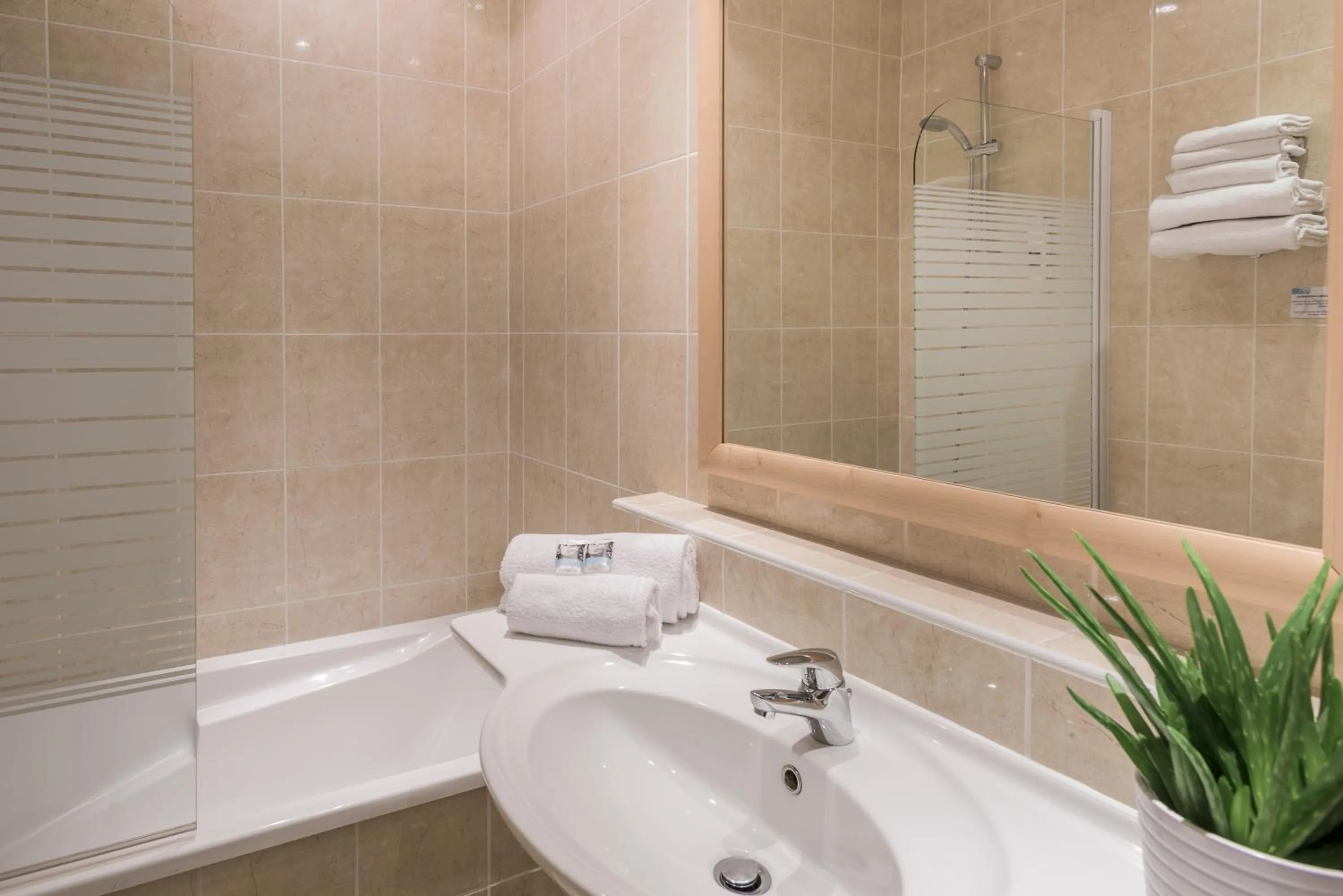 Bathroom in Mercure Tours Centre Gare et Congrès