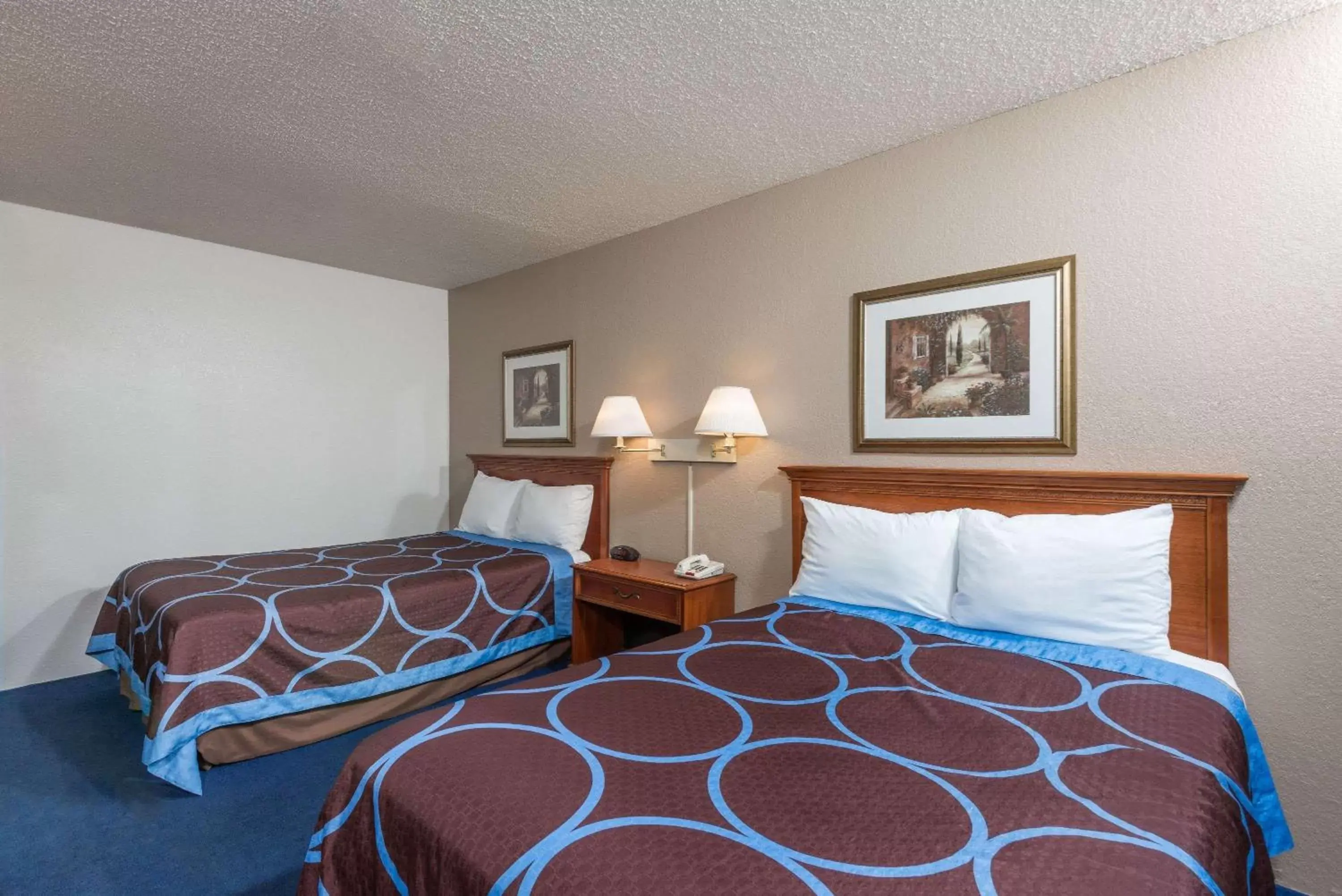 Photo of the whole room, Bed in Super 8 by Wyndham Delmont