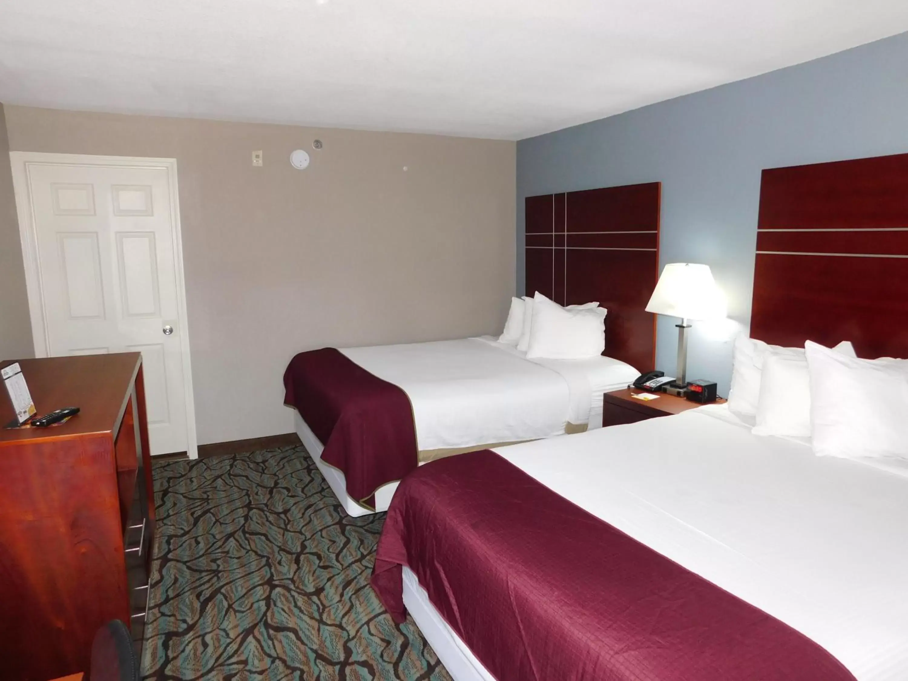 Photo of the whole room, Bed in Days Inn by Wyndham West Des Moines - Clive