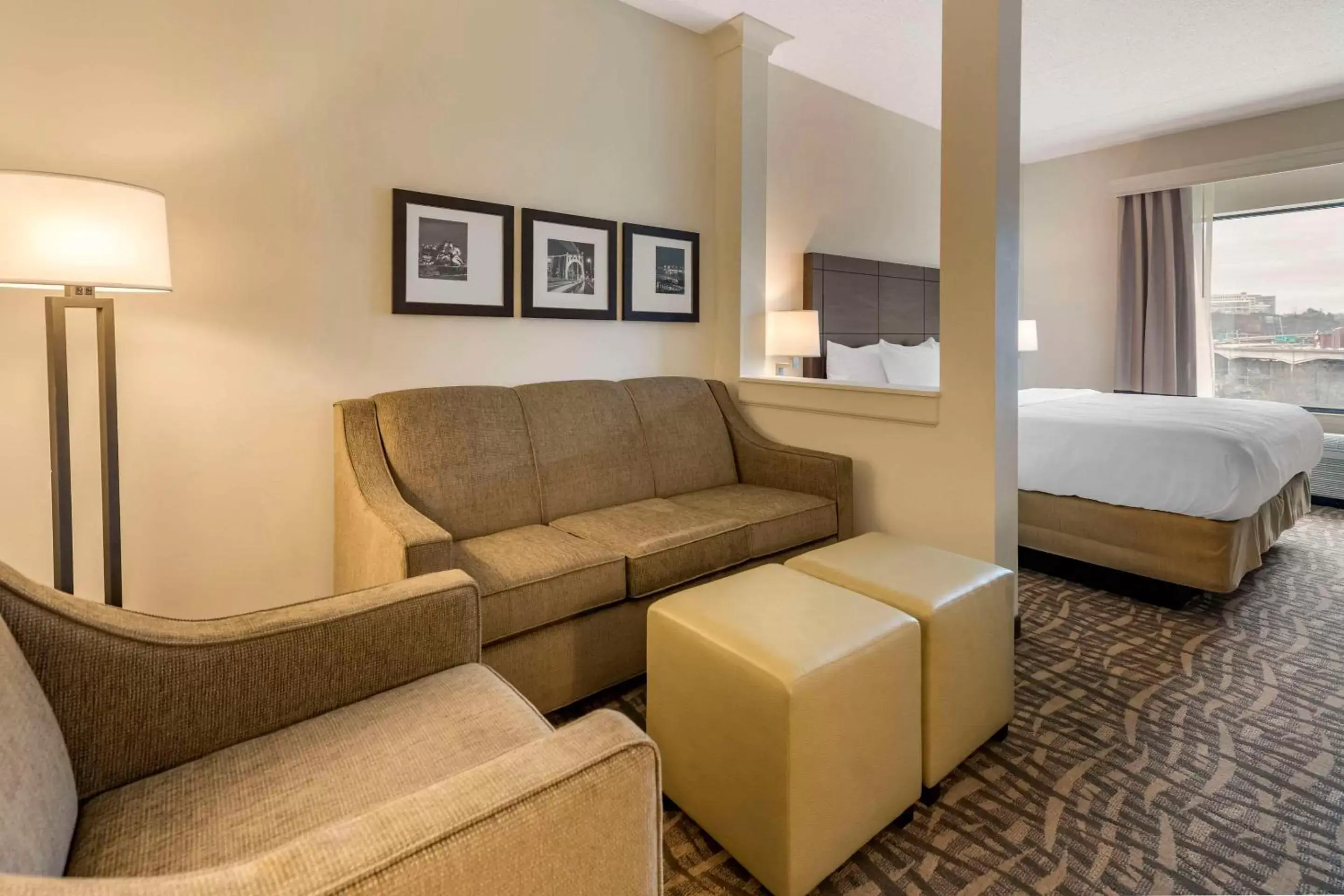 Bedroom, Seating Area in Comfort Inn & Suites Pittsburgh-Northshore