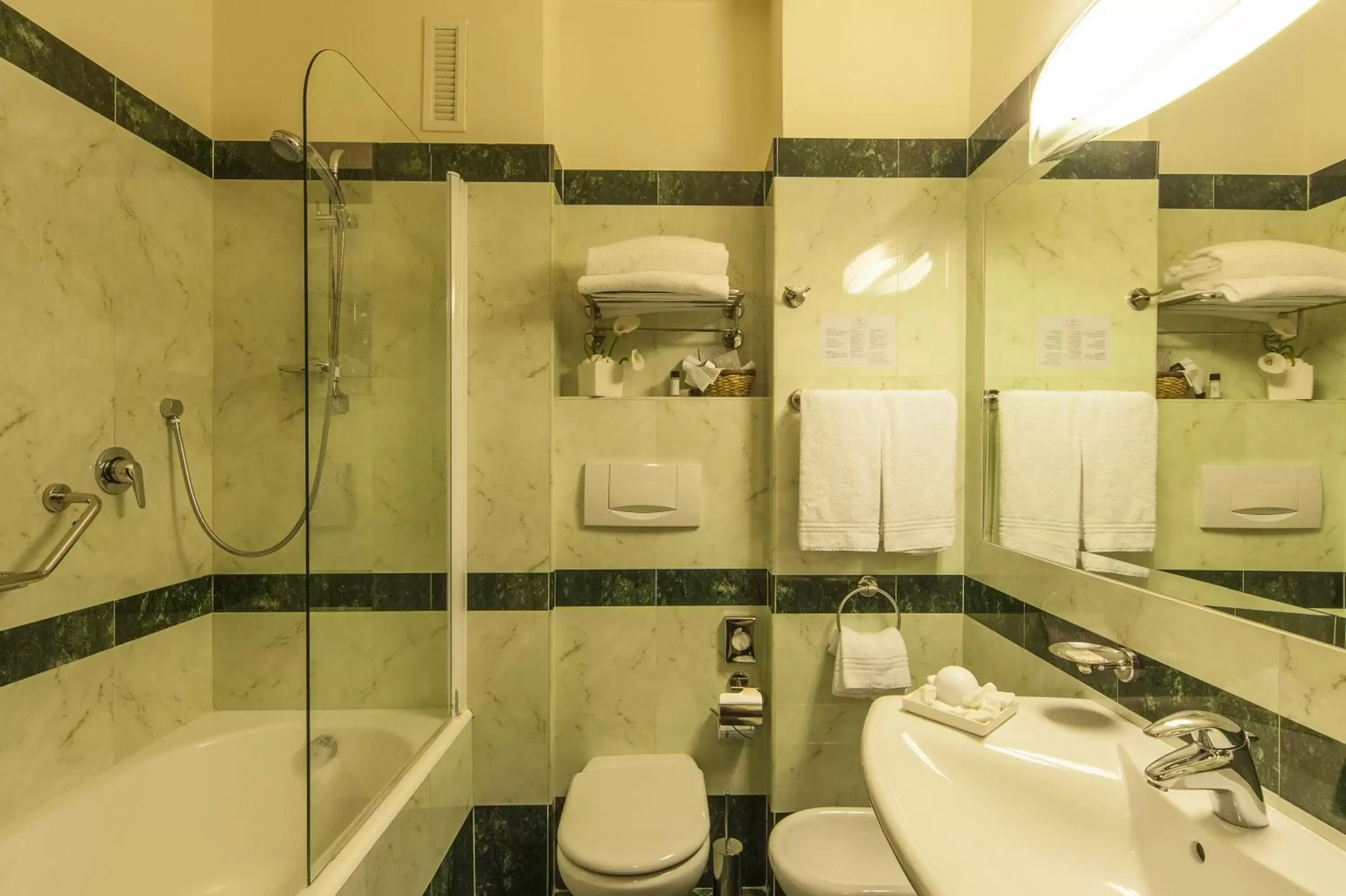 Shower, Bathroom in NilHotel Florence