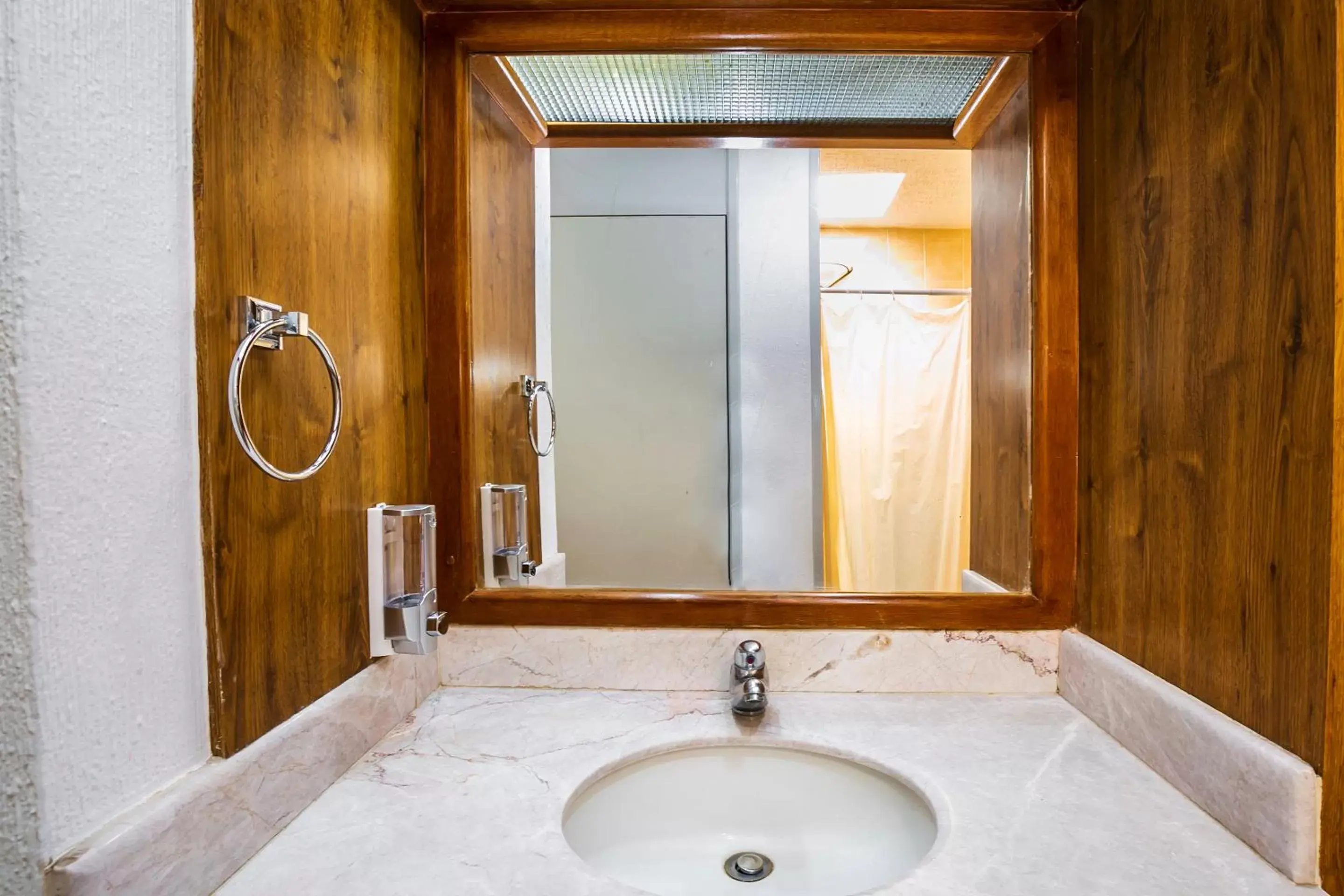 Area and facilities, Bathroom in Capital O Hotel Casa Blanca, Morelia