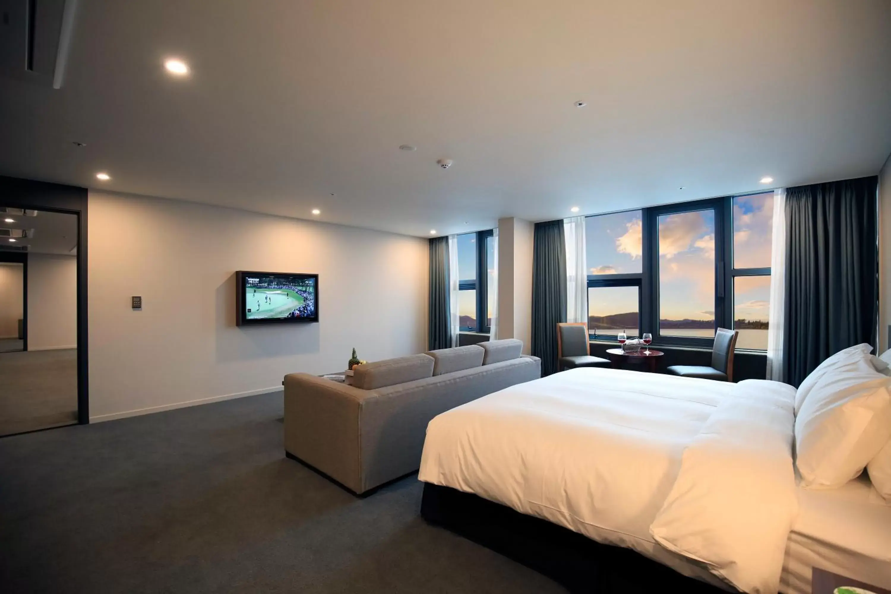 Living room, Bed in Best Western Jeju Hotel Living room, Bed in Best Western Jeju Hotel